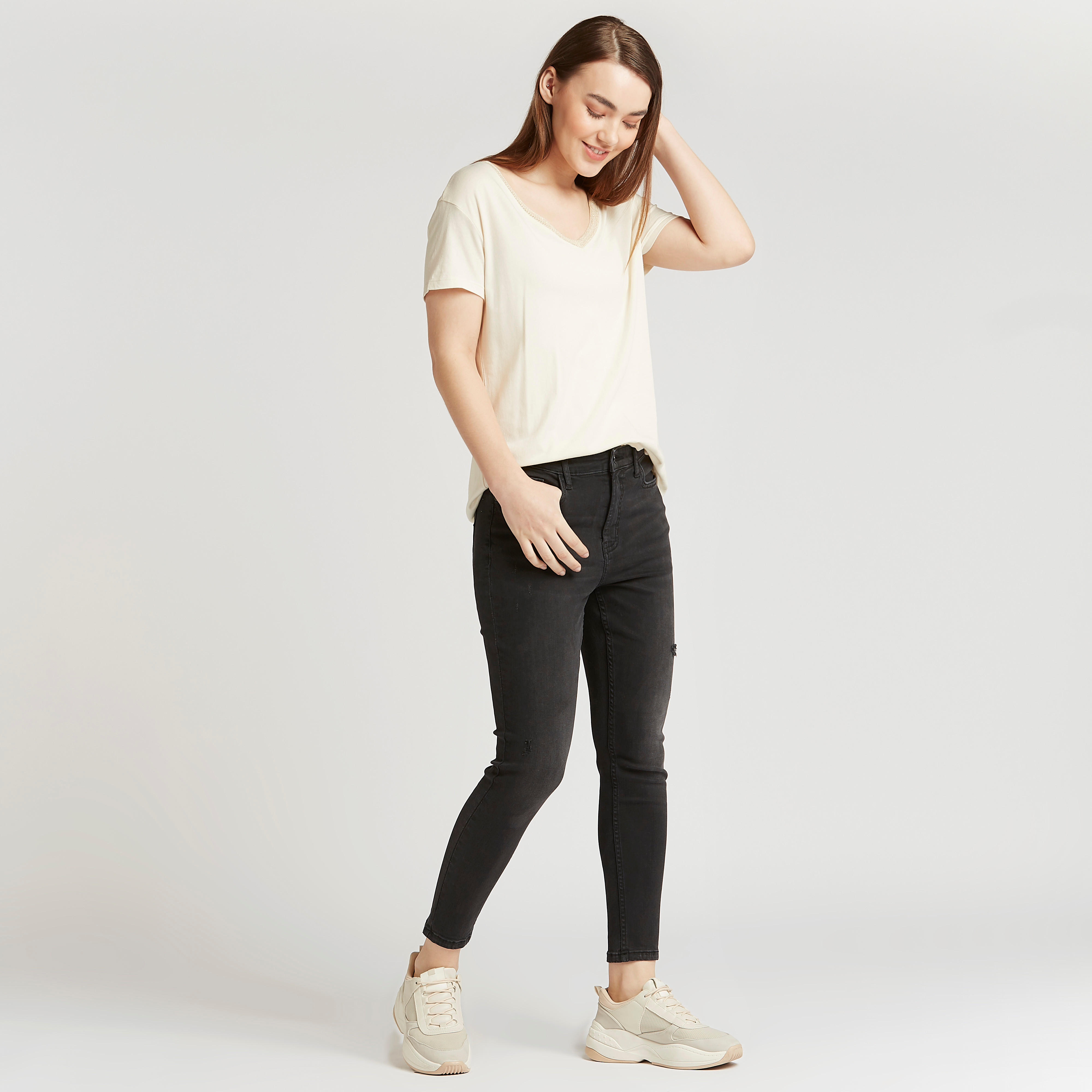 تيشيرت مستدام سادة بياقة v وأكمام قصيرة من لي كوبر-women-clothing-tshirts-image-2