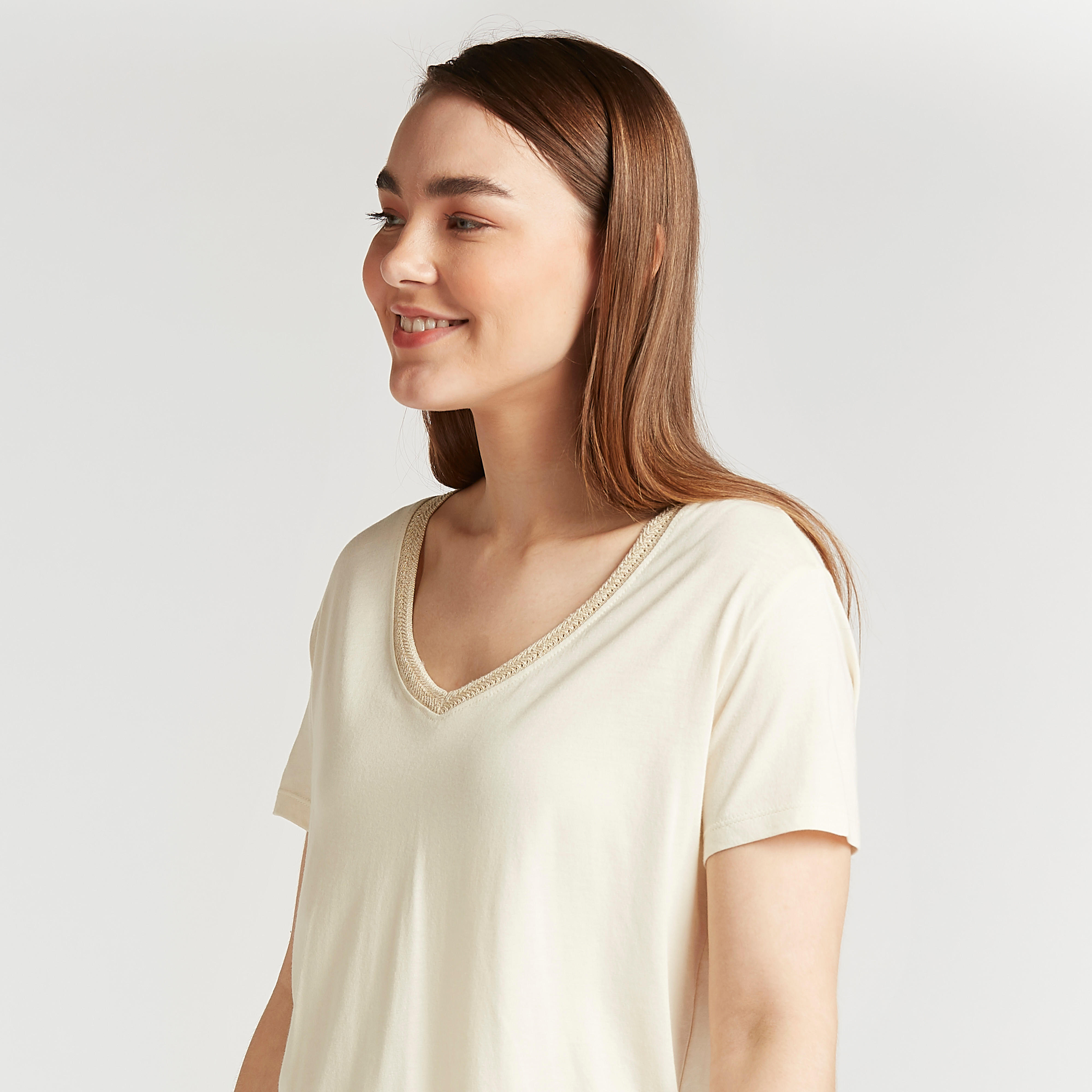تيشيرت مستدام سادة بياقة v وأكمام قصيرة من لي كوبر-women-clothing-tshirts-image-3