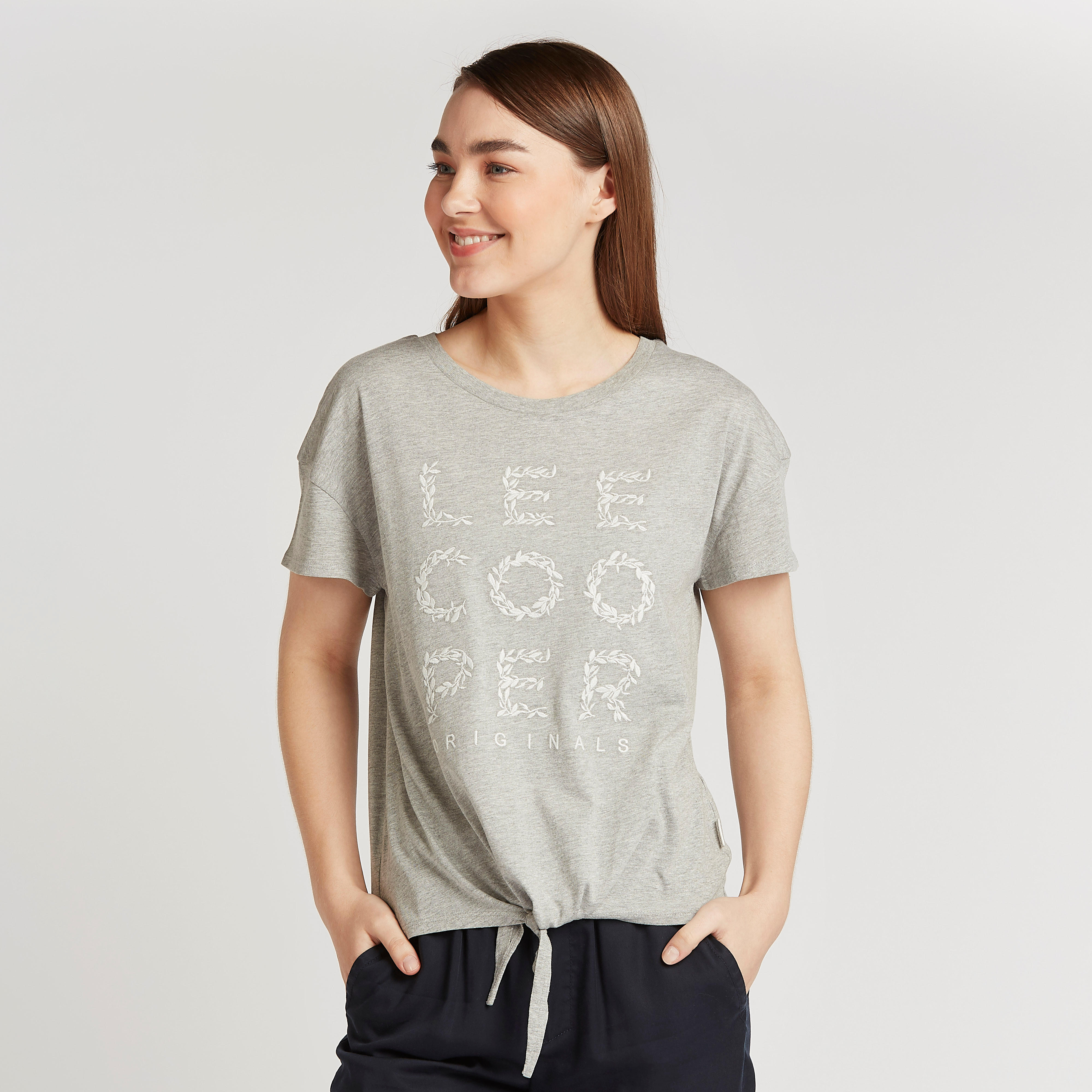 بلوزة مستدامة بطبعات تيبوغرافيك وأكمام قصيرة من لي كوبر-women-clothing-tshirts-image-1
