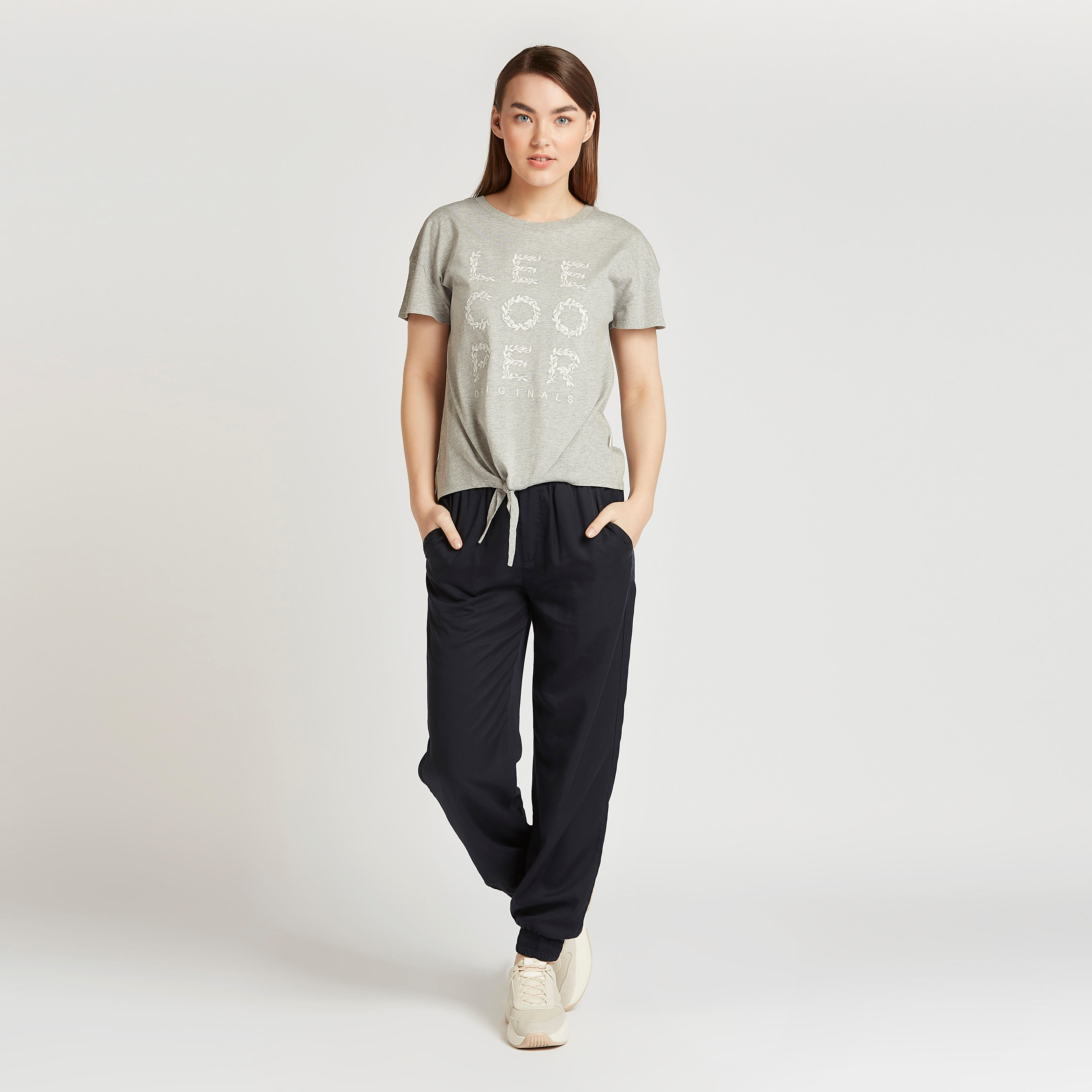 بلوزة مستدامة بطبعات تيبوغرافيك وأكمام قصيرة من لي كوبر-women-clothing-tshirts-image-2