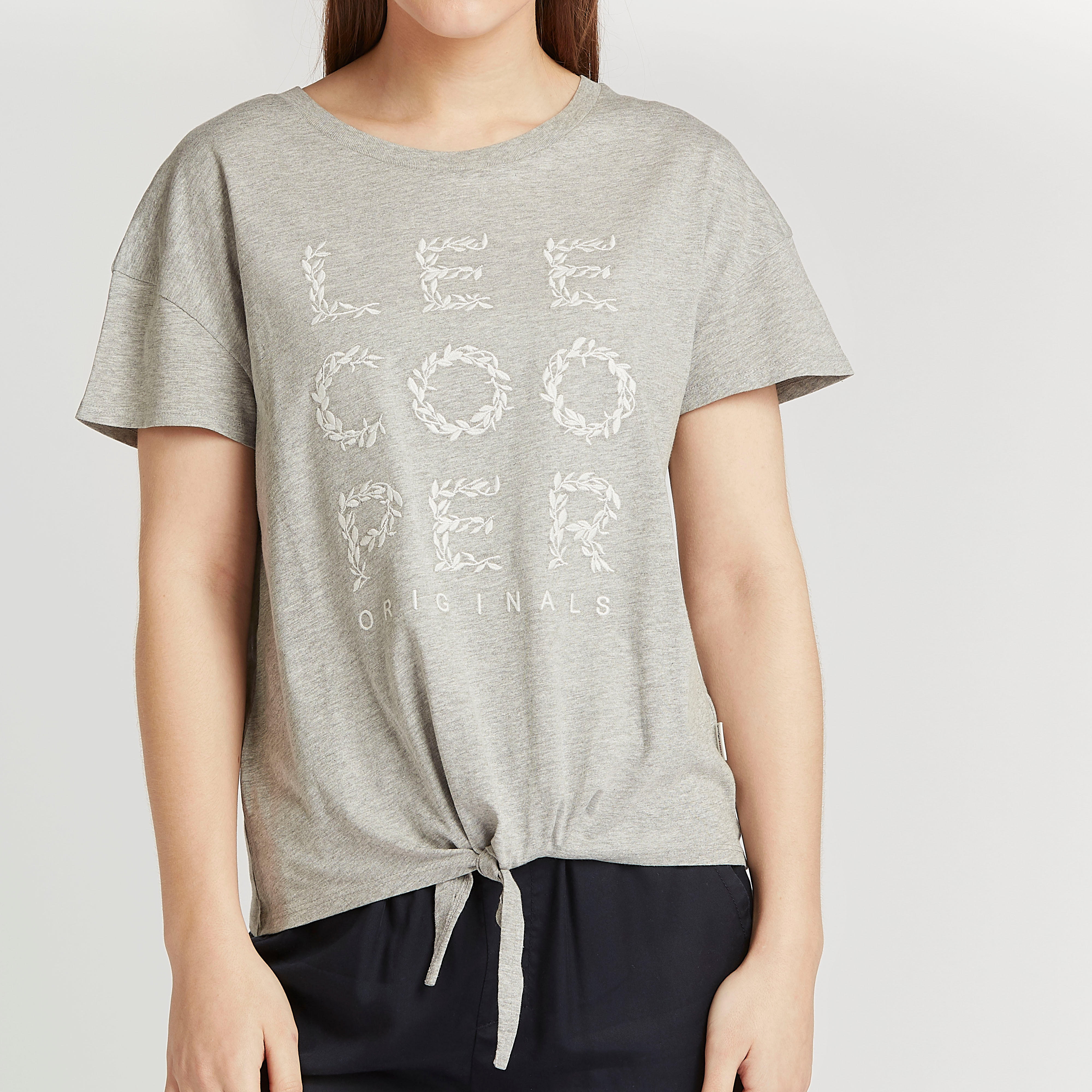 بلوزة مستدامة بطبعات تيبوغرافيك وأكمام قصيرة من لي كوبر-women-clothing-tshirts-image-3