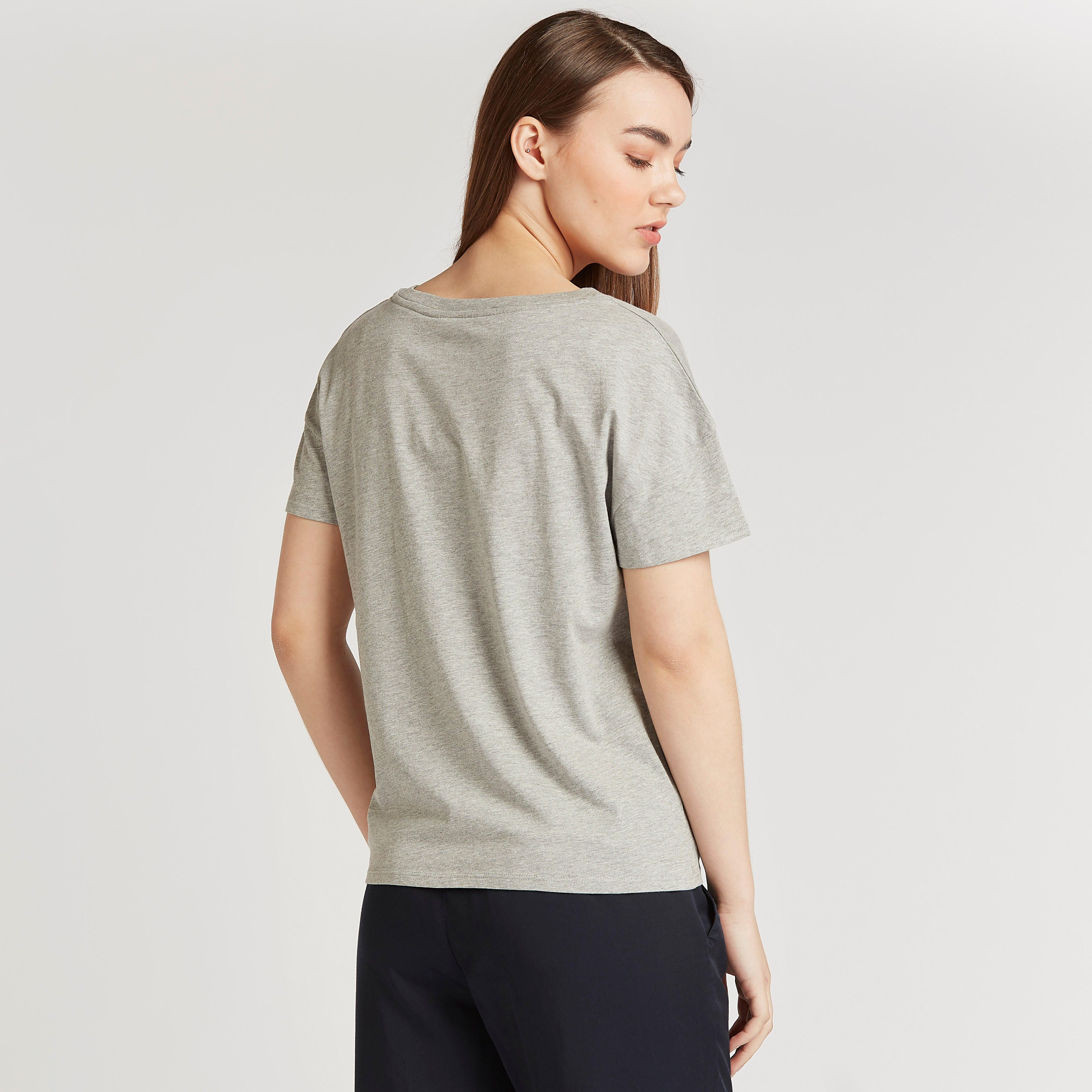 بلوزة مستدامة بطبعات تيبوغرافيك وأكمام قصيرة من لي كوبر-women-clothing-tshirts-image-4