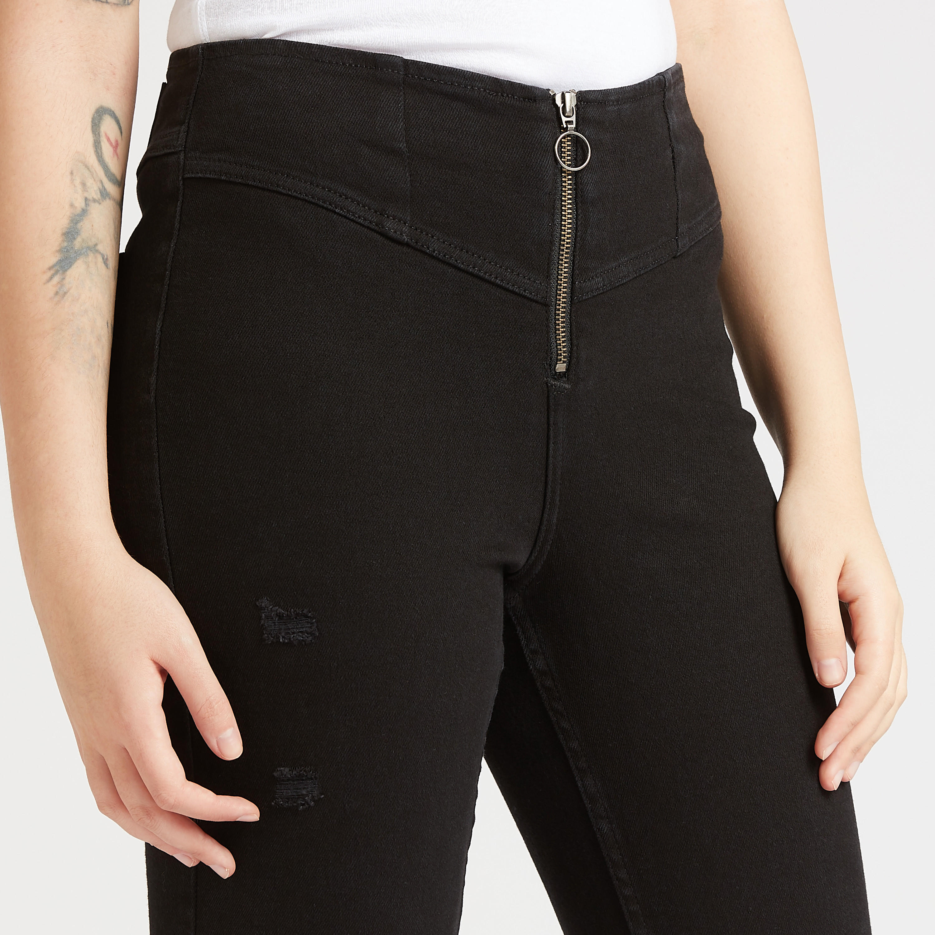 بنطلون جينز سكيني ممزّق بخصر مرتفع بتفاصيل سحاب من لي كوبر-women-clothing-bottoms-jeans-image-3