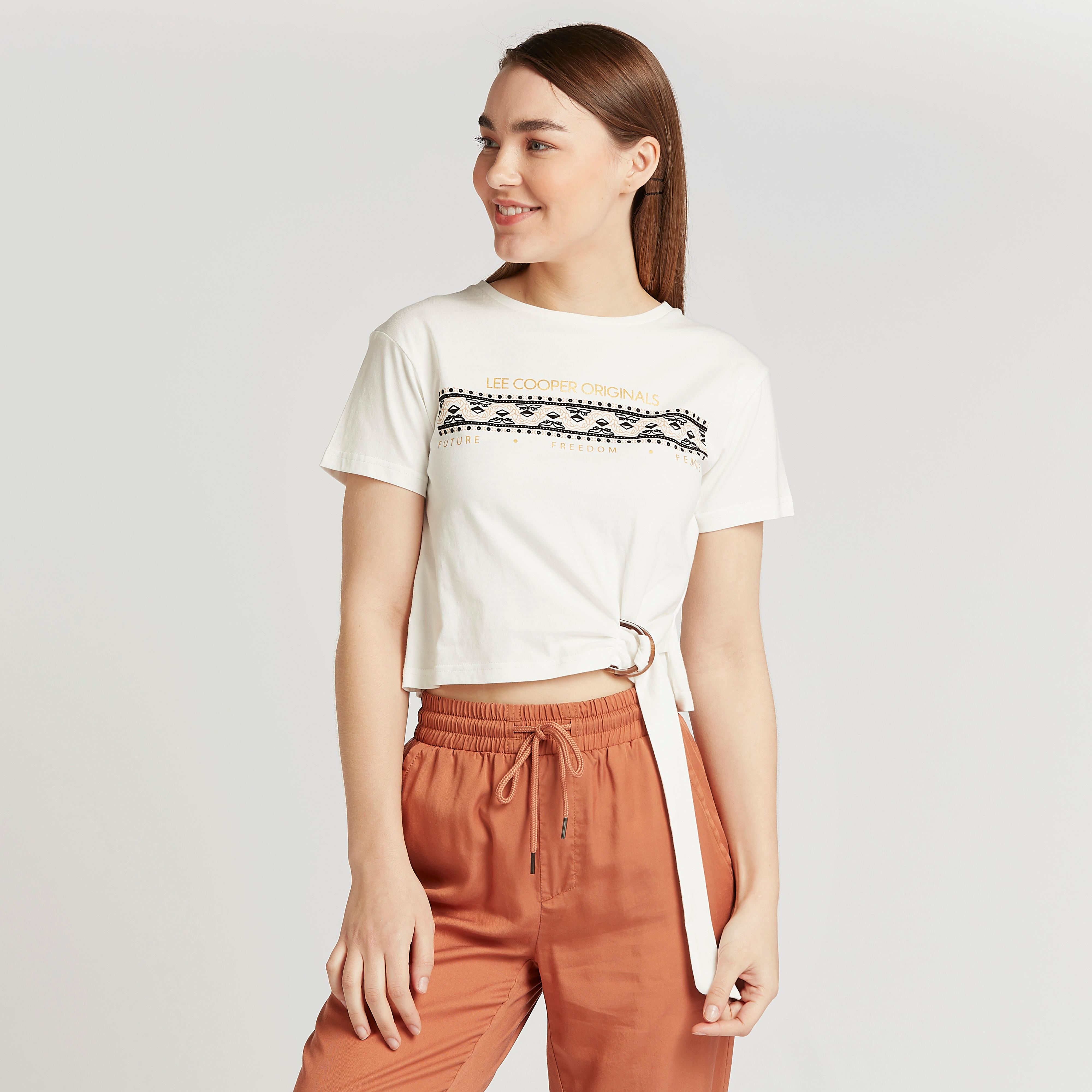 تيشيرت قصير بياقة ضيّقة وأكمام قصيرة وطبعات من لي كوبر-women-clothing-tshirts-image-5