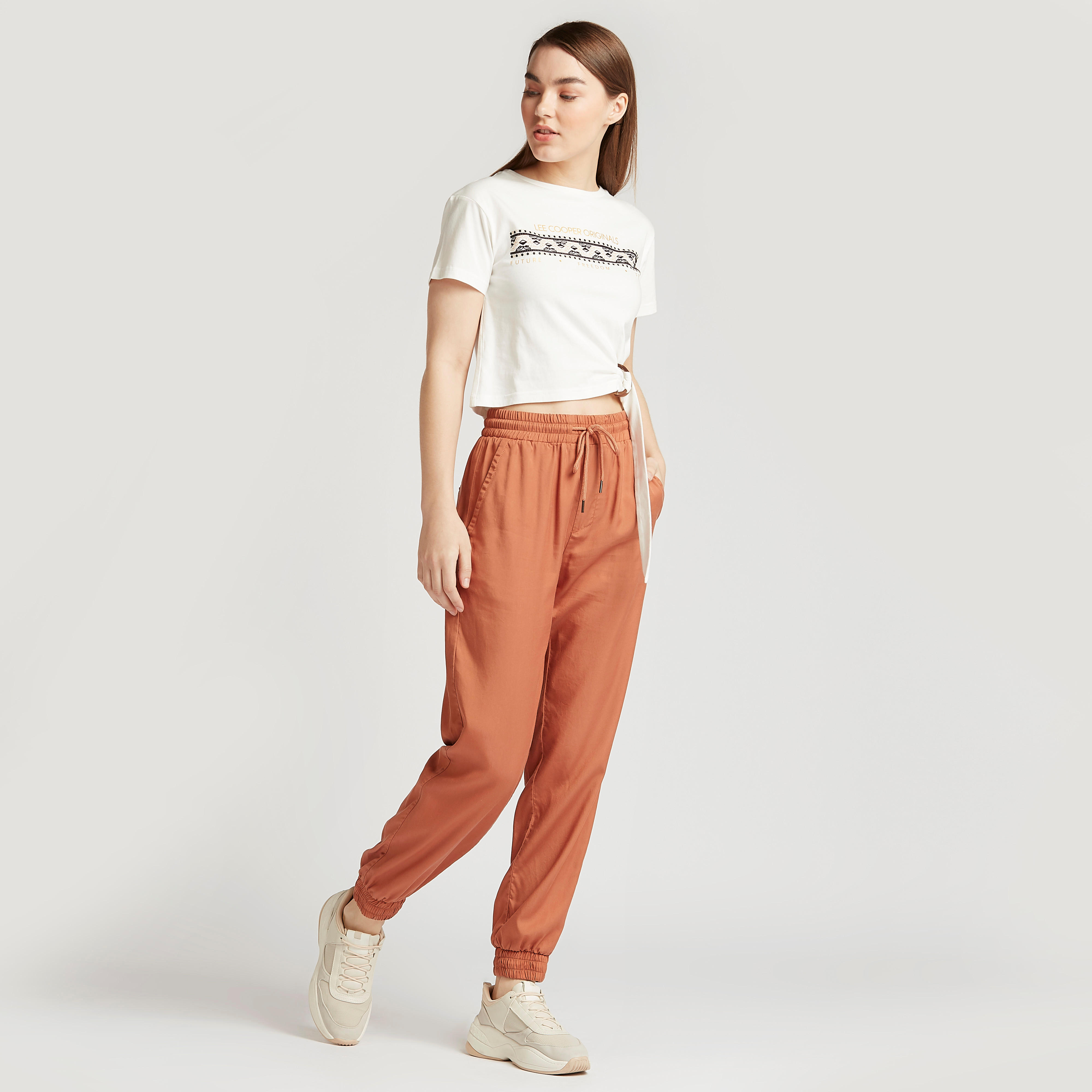 تيشيرت قصير بياقة ضيّقة وأكمام قصيرة وطبعات من لي كوبر-women-clothing-tshirts-image-4