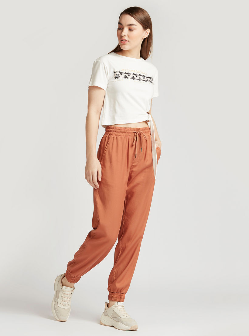 تيشيرت قصير بياقة ضيّقة وأكمام قصيرة وطبعات من لي كوبر-women-clothing-tshirts-image-4