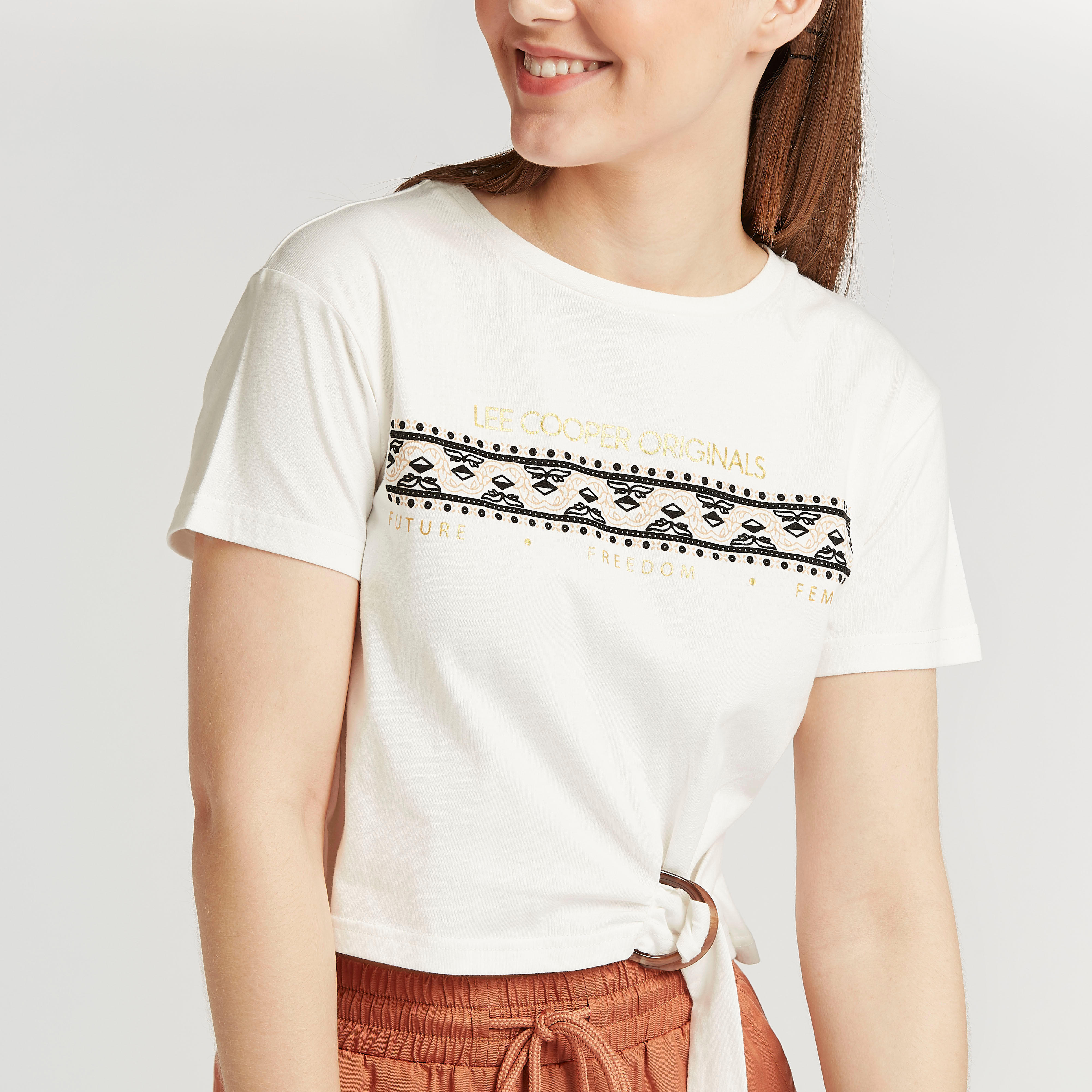 تيشيرت قصير بياقة ضيّقة وأكمام قصيرة وطبعات من لي كوبر-women-clothing-tshirts-image-3