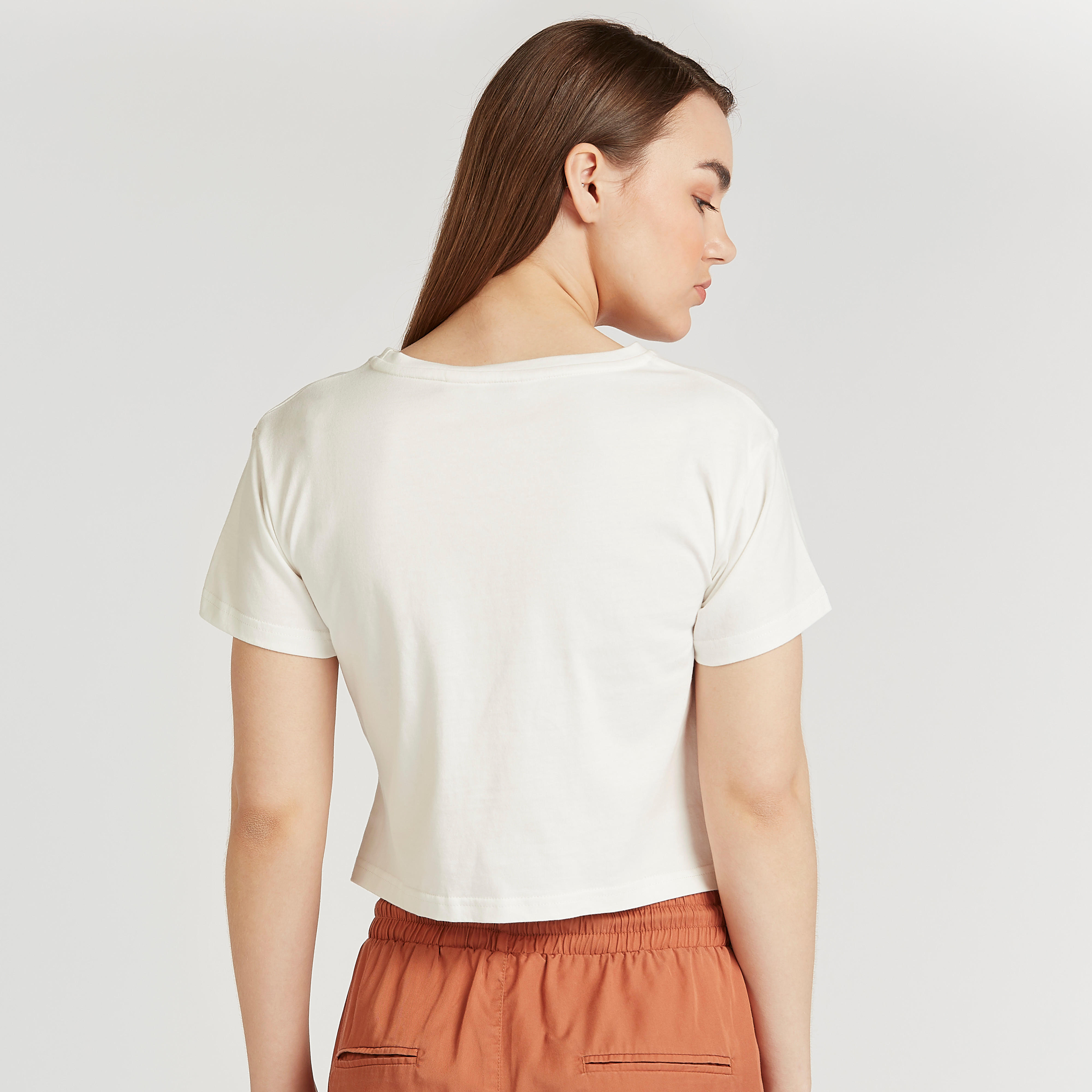 تيشيرت قصير بياقة ضيّقة وأكمام قصيرة وطبعات من لي كوبر-women-clothing-tshirts-image-2