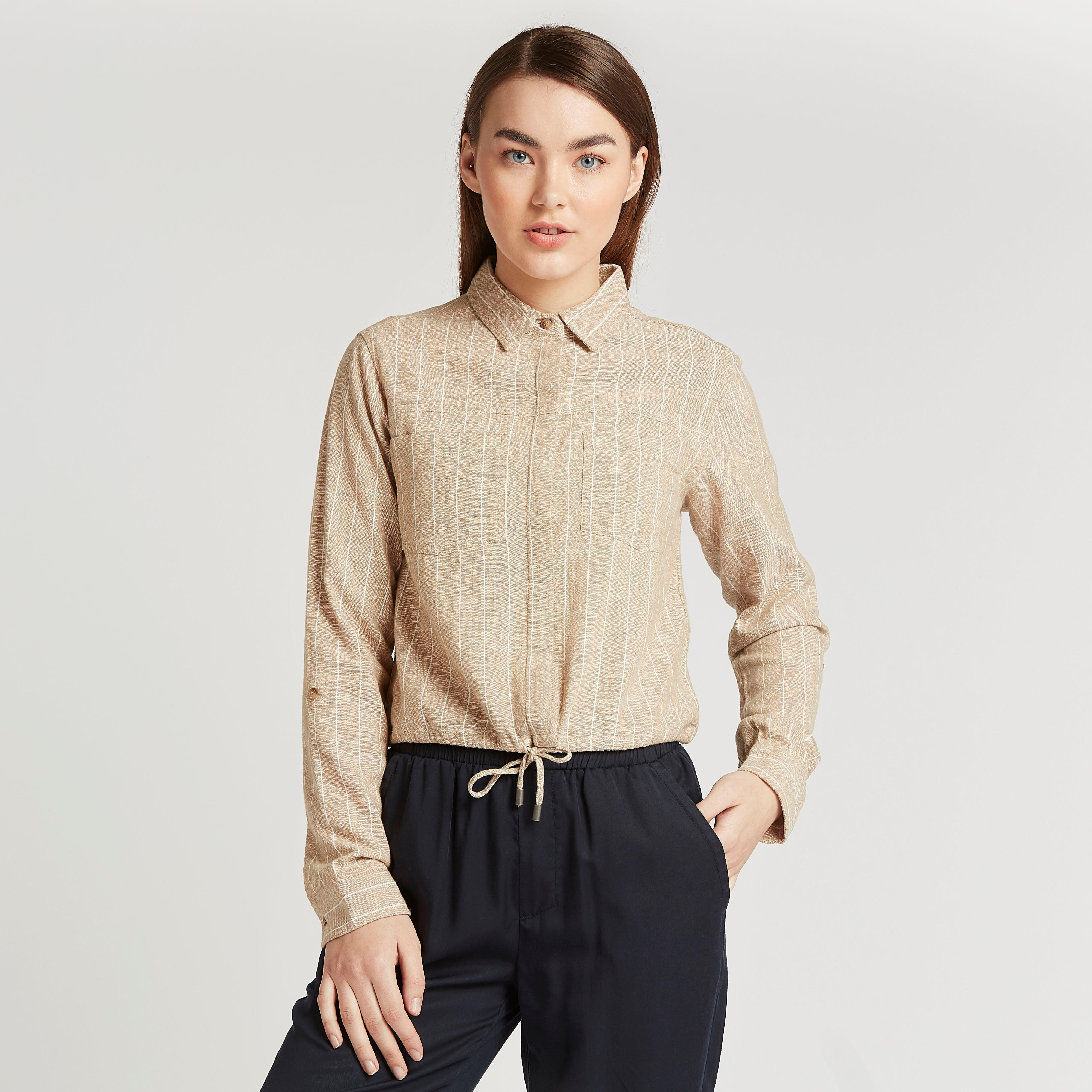 بلوزة قصيرة مخططة بأكمام طويلة وجيب على الصدر من لي كوبر-women-clothing-shirtsandblouses-blouses-image-1