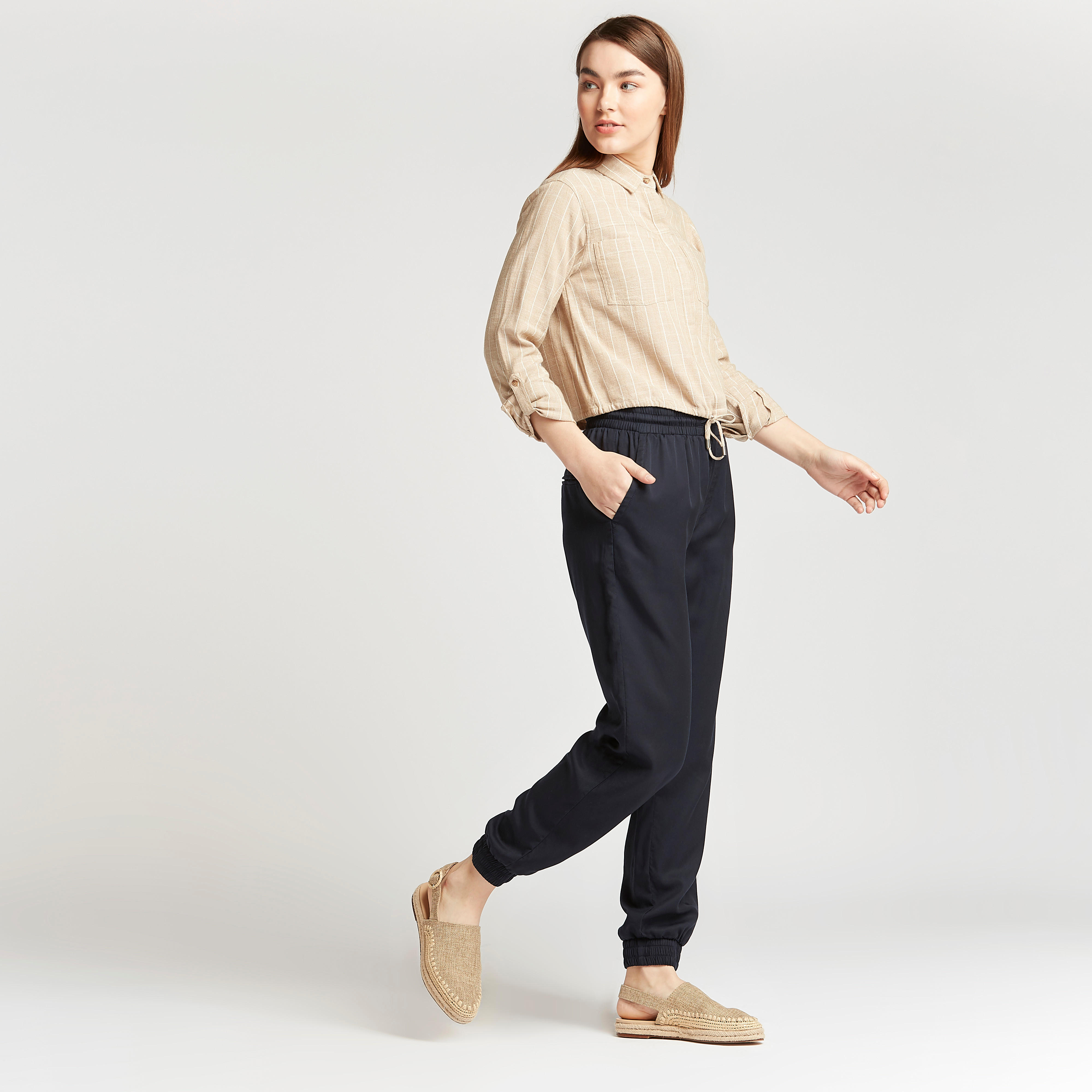 بلوزة قصيرة مخططة بأكمام طويلة وجيب على الصدر من لي كوبر-women-clothing-shirtsandblouses-blouses-image-2