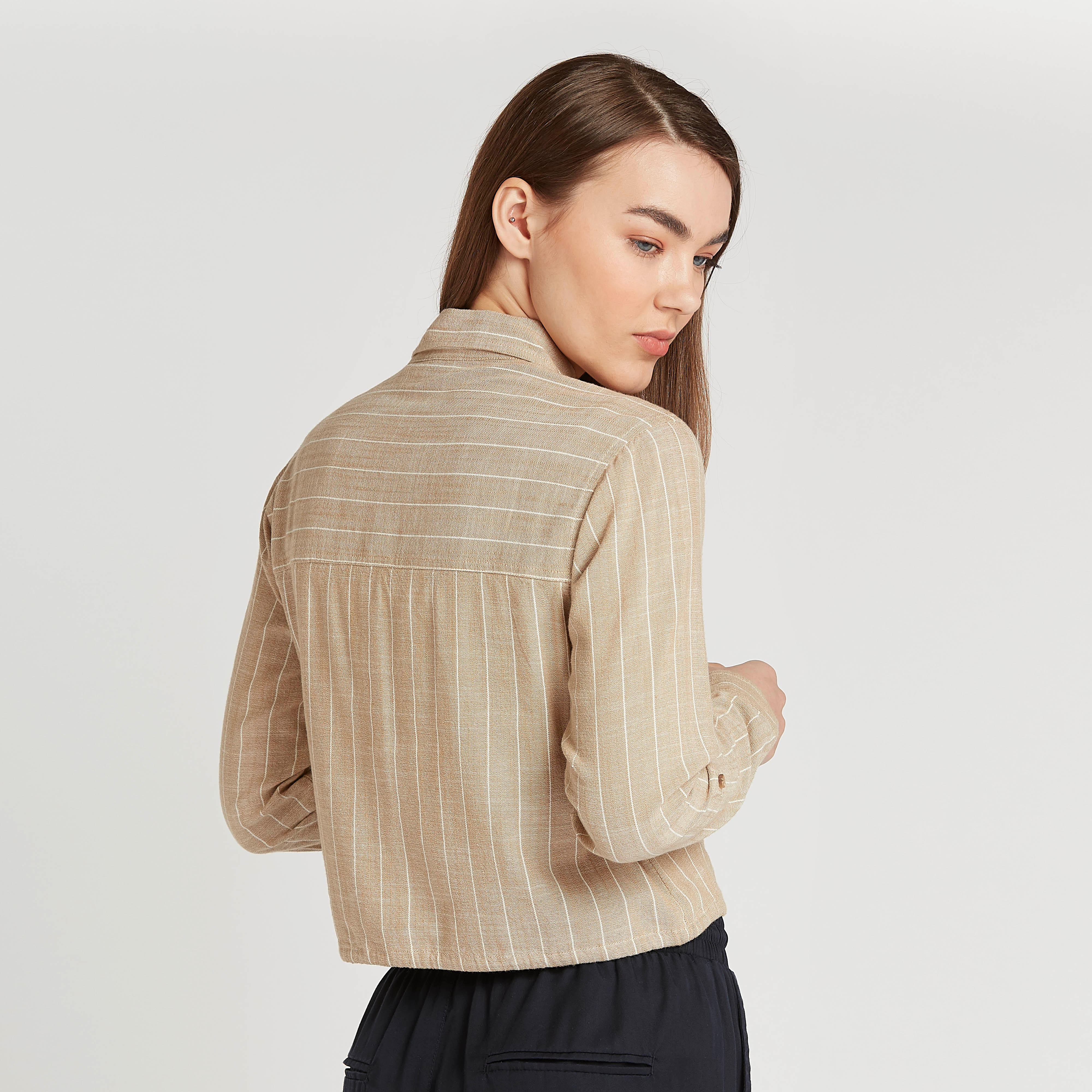 بلوزة قصيرة مخططة بأكمام طويلة وجيب على الصدر من لي كوبر-women-clothing-shirtsandblouses-blouses-image-4