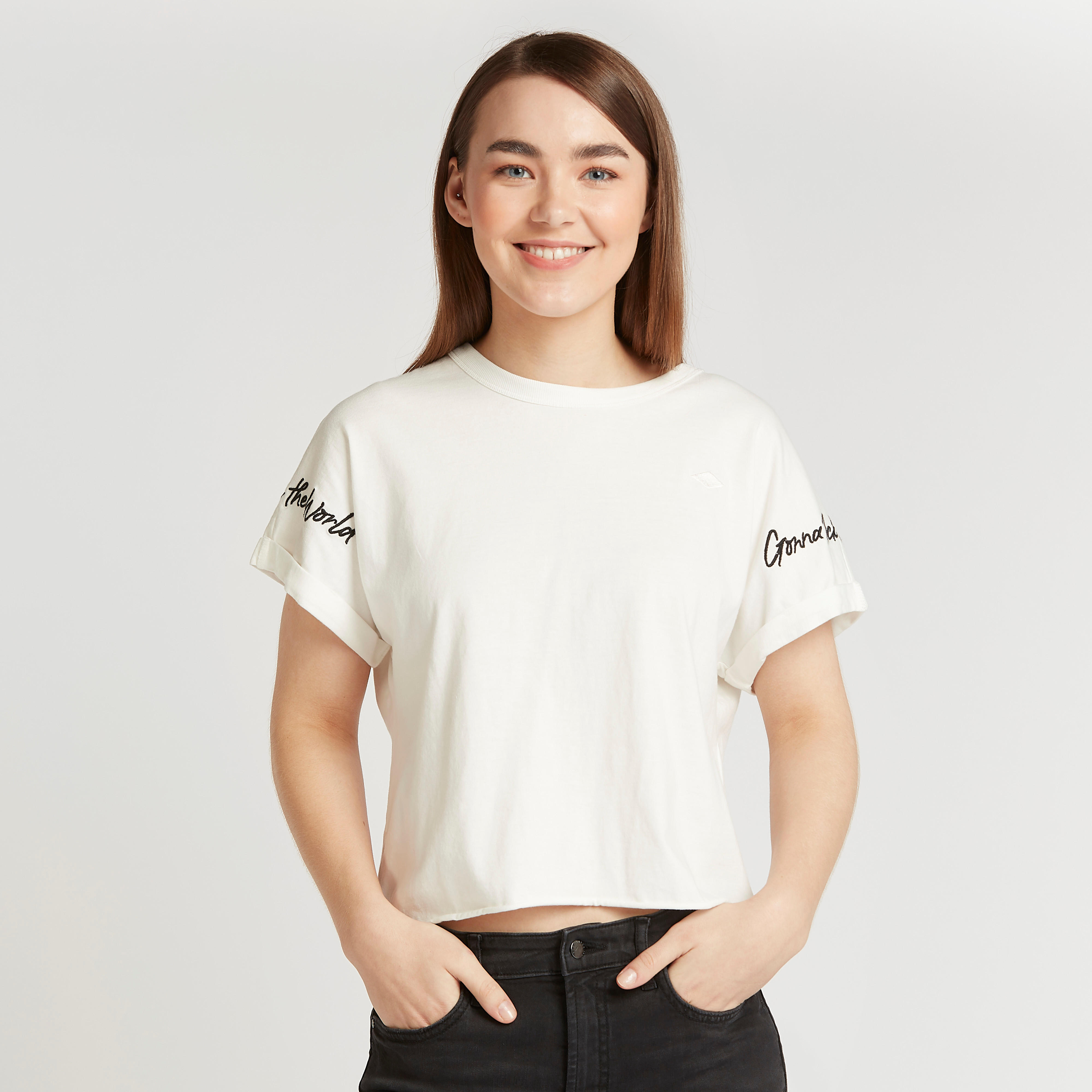 تيشيرت سليم مطرّز بياقة ضيّقة من لي كوبر-women-clothing-tshirts-image-1
