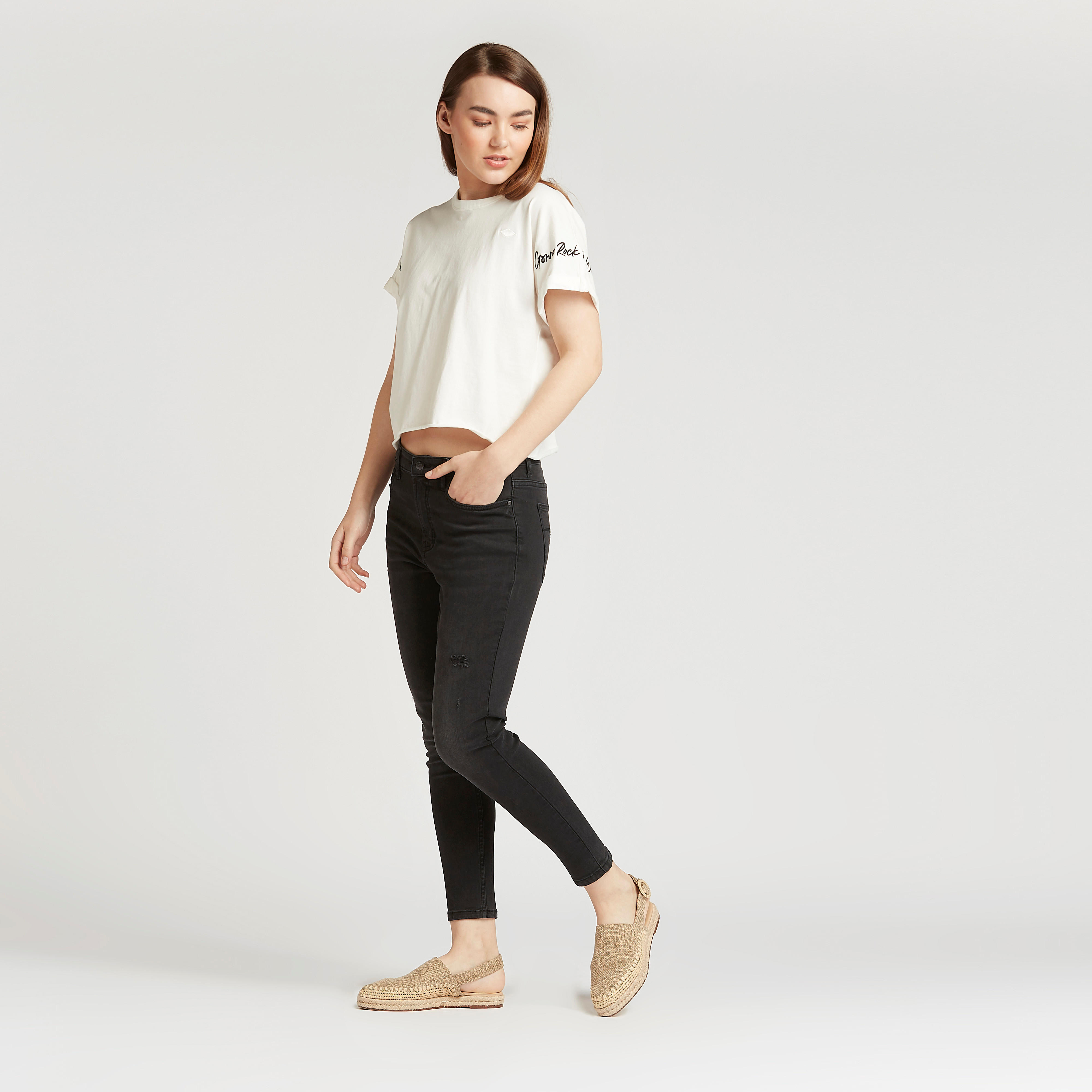 تيشيرت سليم مطرّز بياقة ضيّقة من لي كوبر-women-clothing-tshirts-image-2
