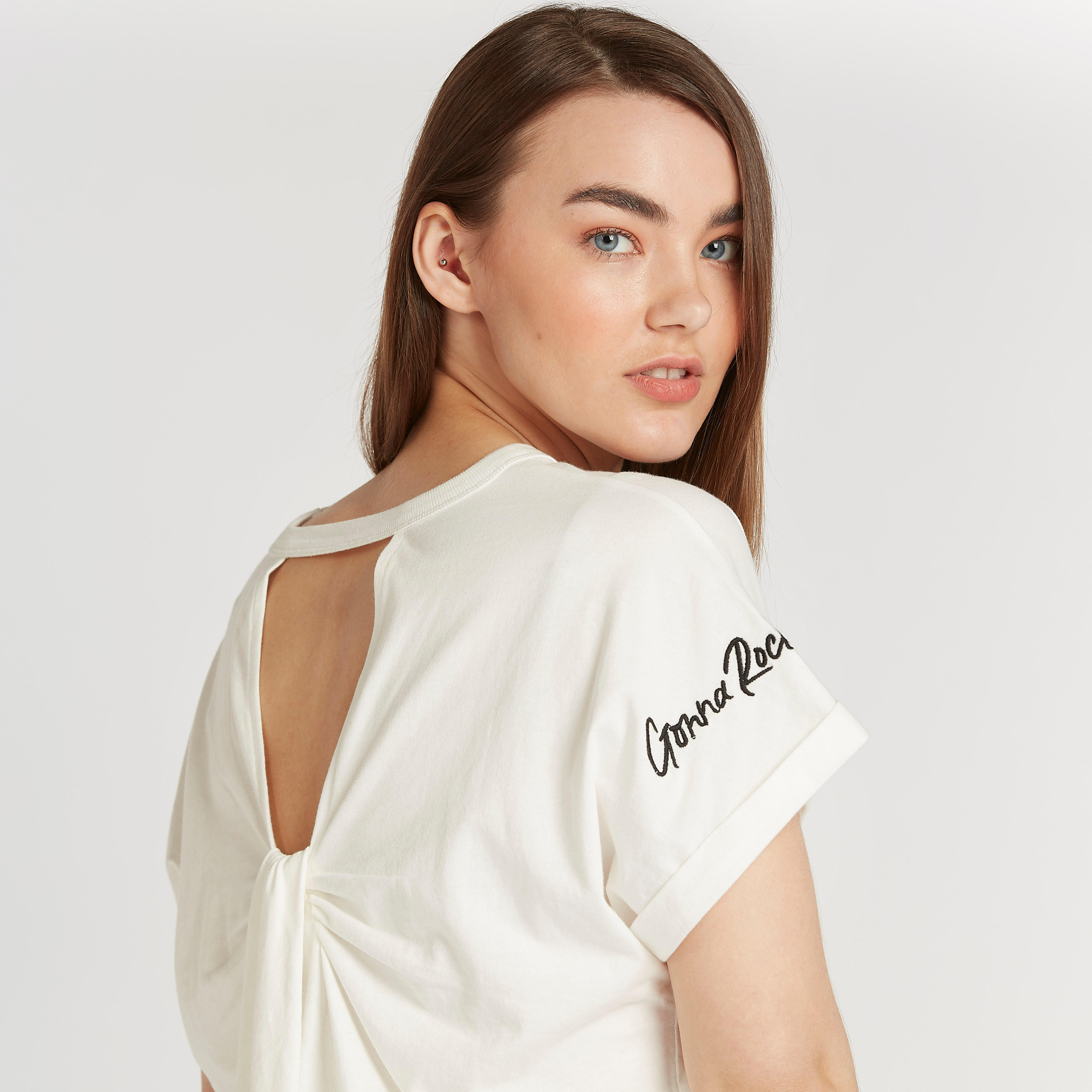 تيشيرت سليم مطرّز بياقة ضيّقة من لي كوبر-women-clothing-tshirts-image-3