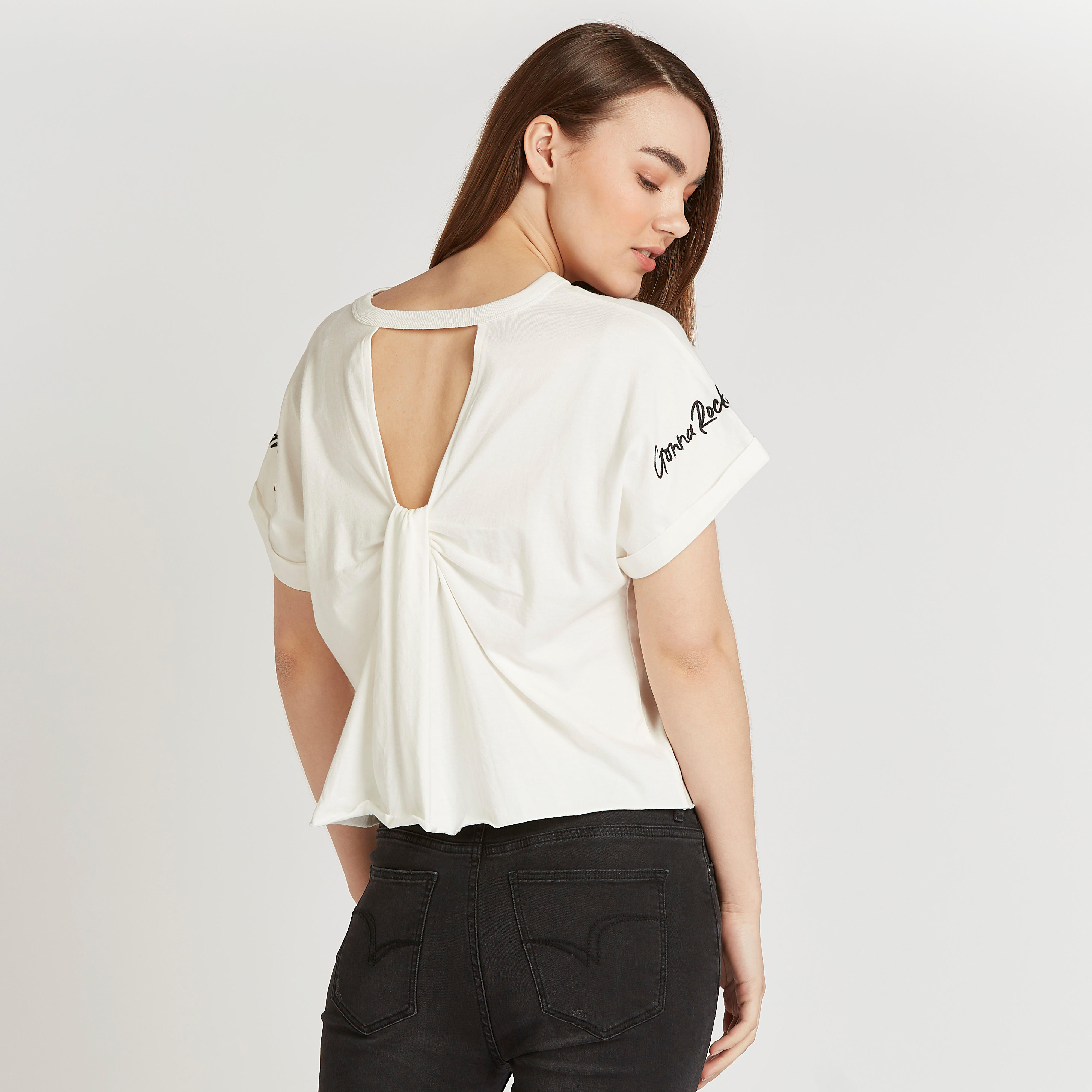 تيشيرت سليم مطرّز بياقة ضيّقة من لي كوبر-women-clothing-tshirts-image-4