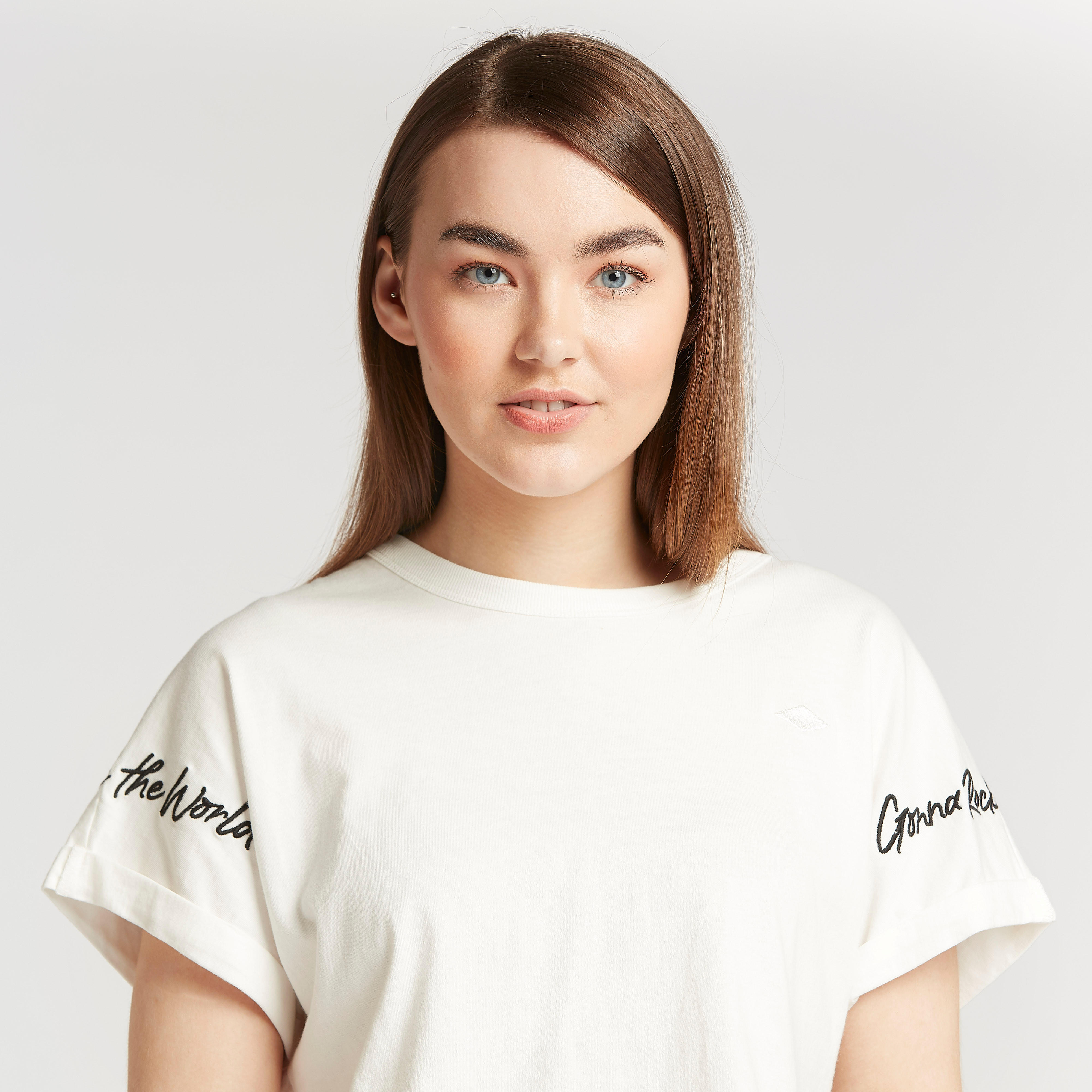 تيشيرت سليم مطرّز بياقة ضيّقة من لي كوبر-women-clothing-tshirts-image-5