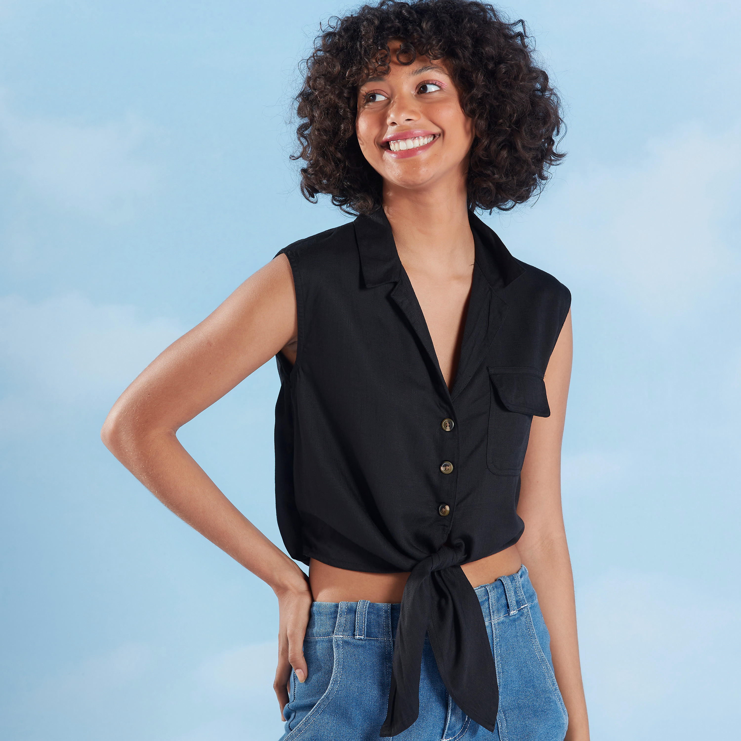 قميص دون أكمام بارز الملمس بياقة عادية وتفاصيل عقدة من لي كوبر-women-clothing-shirtsandblouses-shirts-image-1