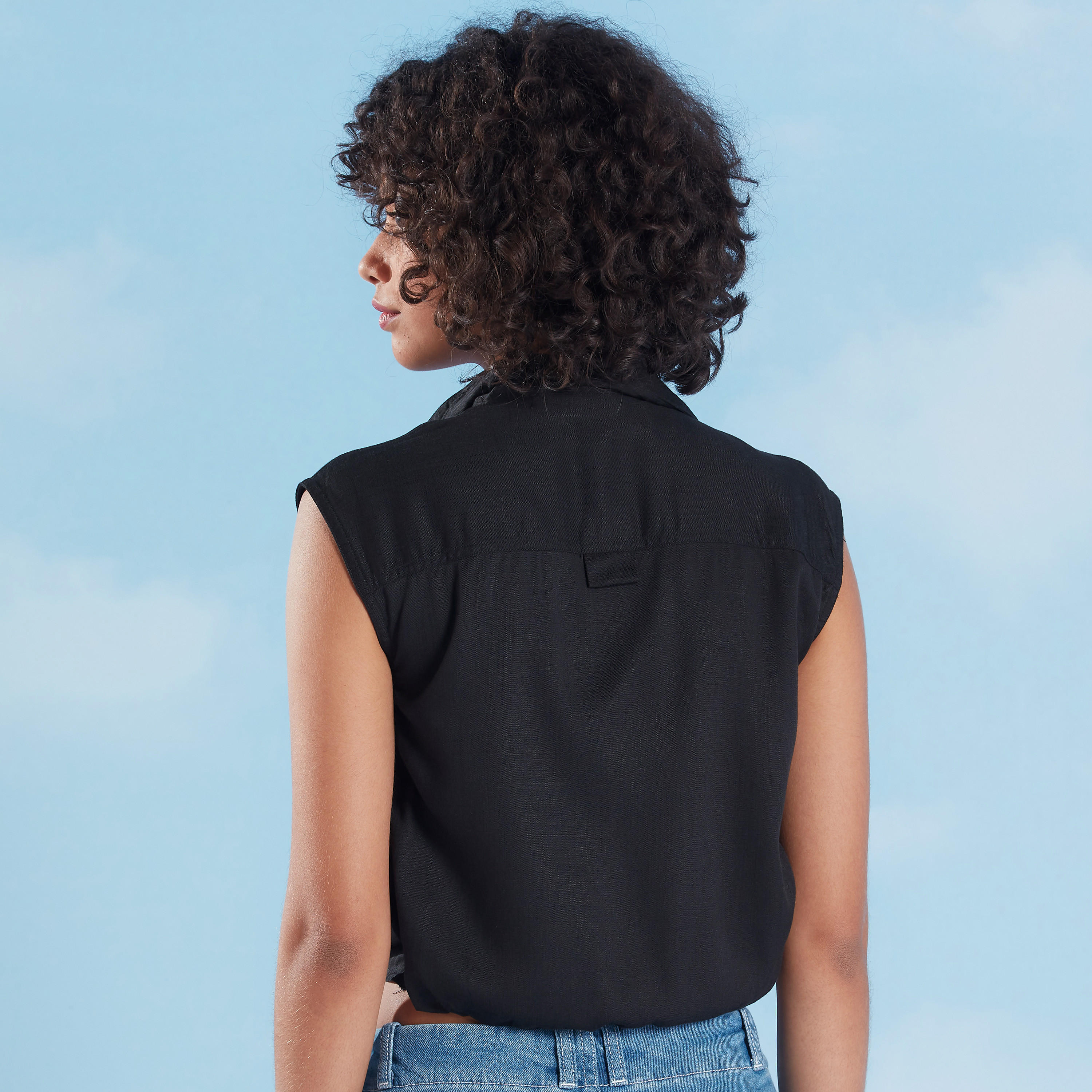 قميص دون أكمام بارز الملمس بياقة عادية وتفاصيل عقدة من لي كوبر-women-clothing-shirtsandblouses-shirts-image-4