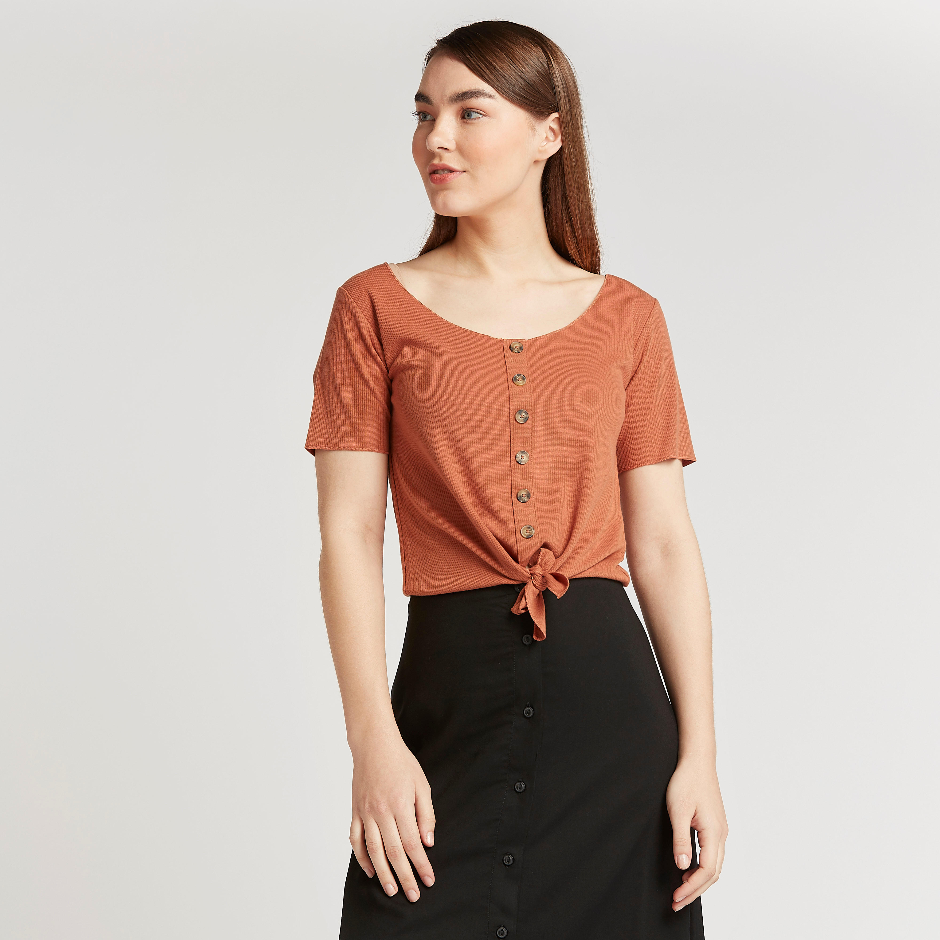 تيشيرت بارز الملمس بياقة عميقة وأكمام قصيرة من لي كوبر-women-clothing-tshirts-image-1