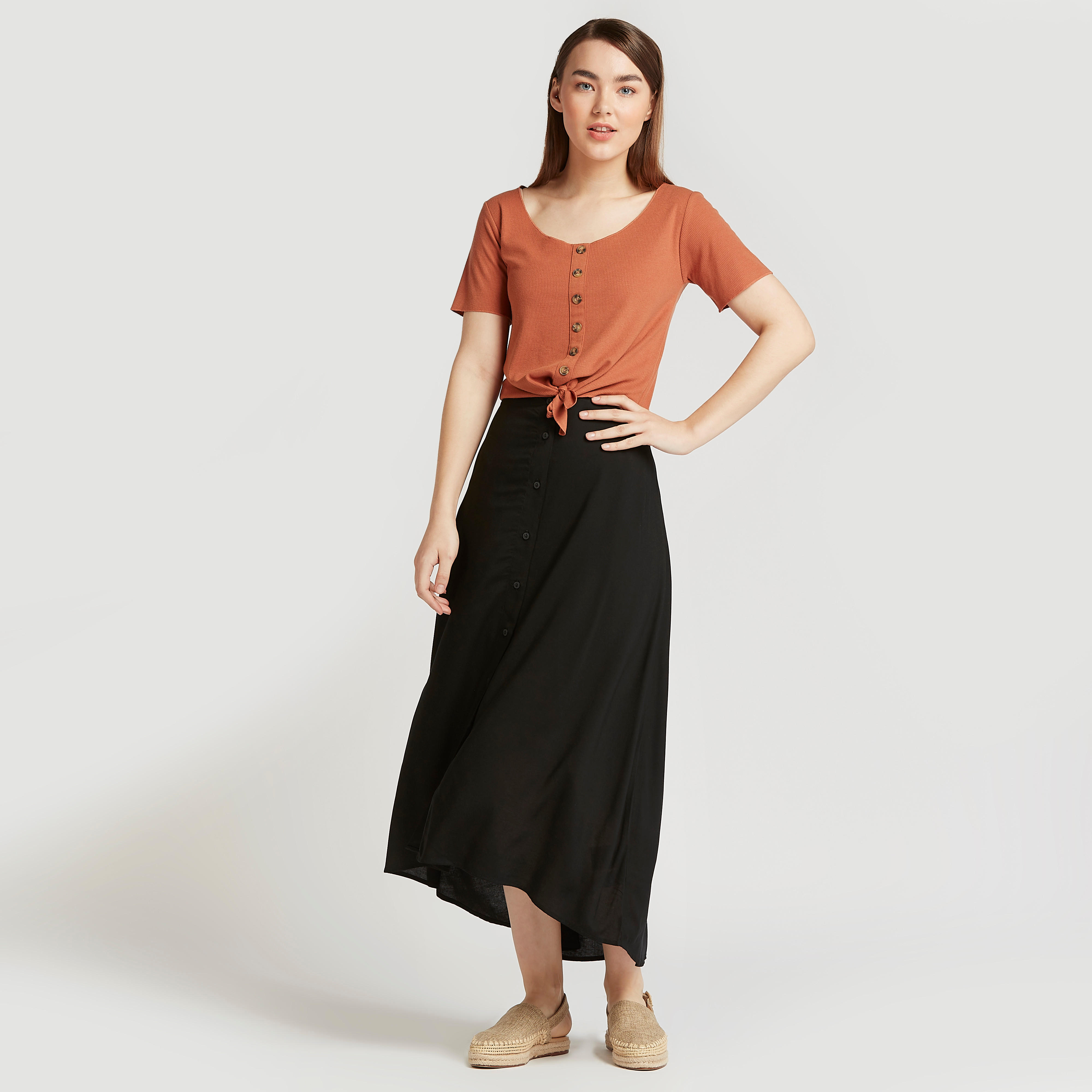 تيشيرت بارز الملمس بياقة عميقة وأكمام قصيرة من لي كوبر-women-clothing-tshirts-image-2