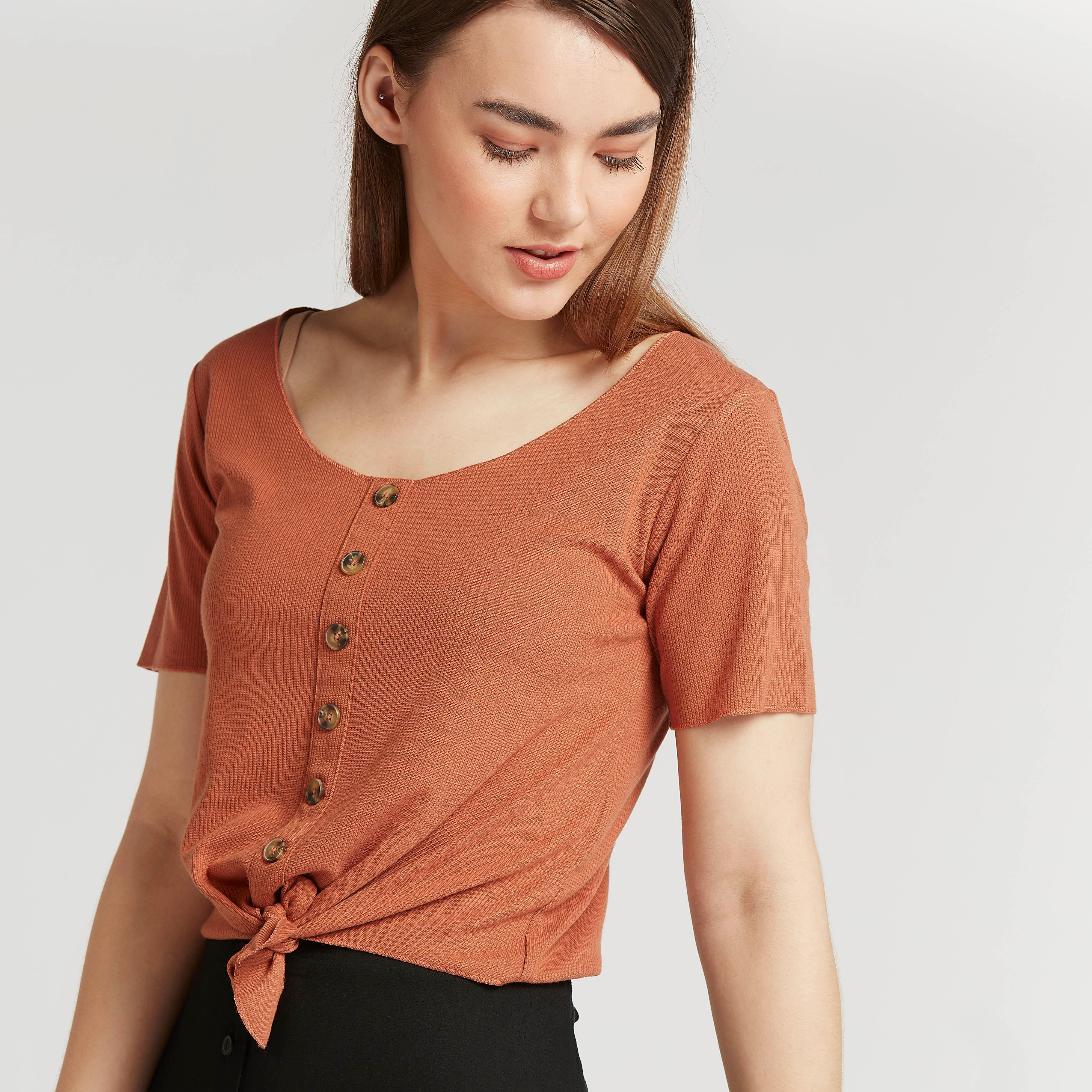 تيشيرت بارز الملمس بياقة عميقة وأكمام قصيرة من لي كوبر-women-clothing-tshirts-image-3