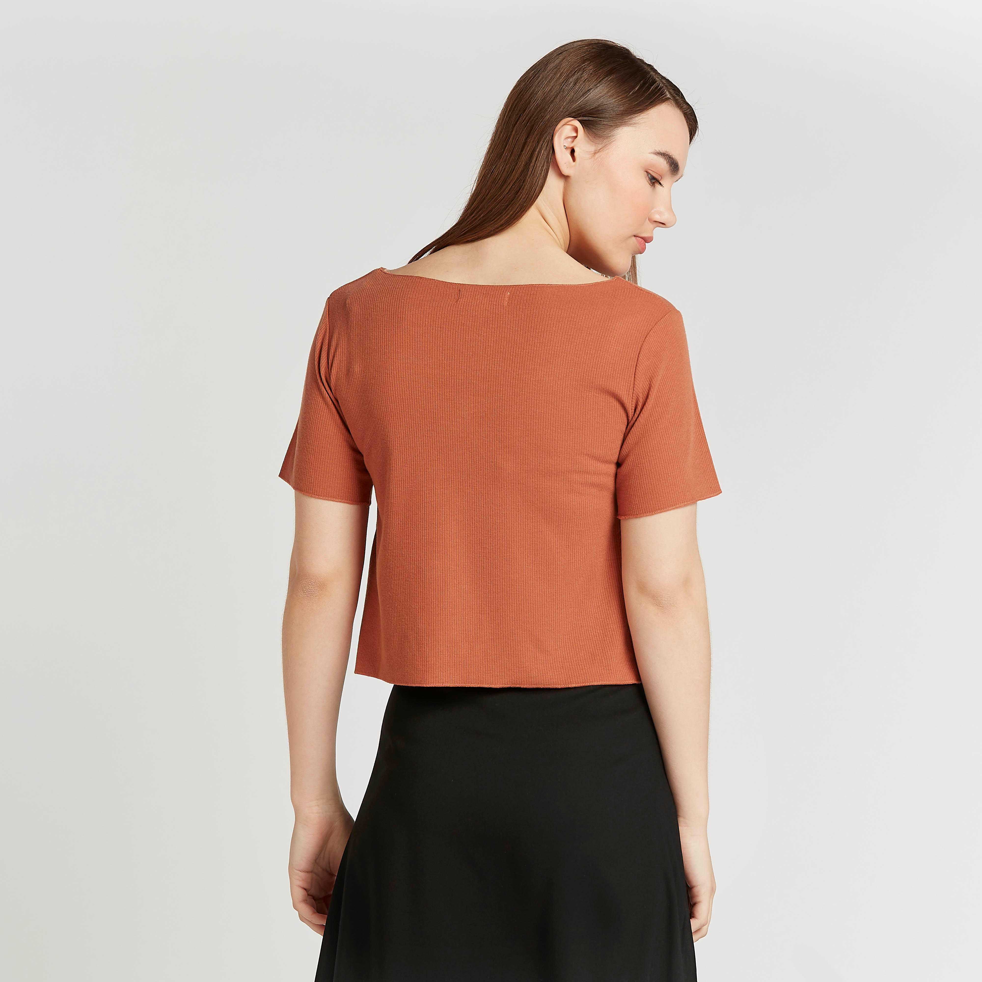 تيشيرت بارز الملمس بياقة عميقة وأكمام قصيرة من لي كوبر-women-clothing-tshirts-image-4
