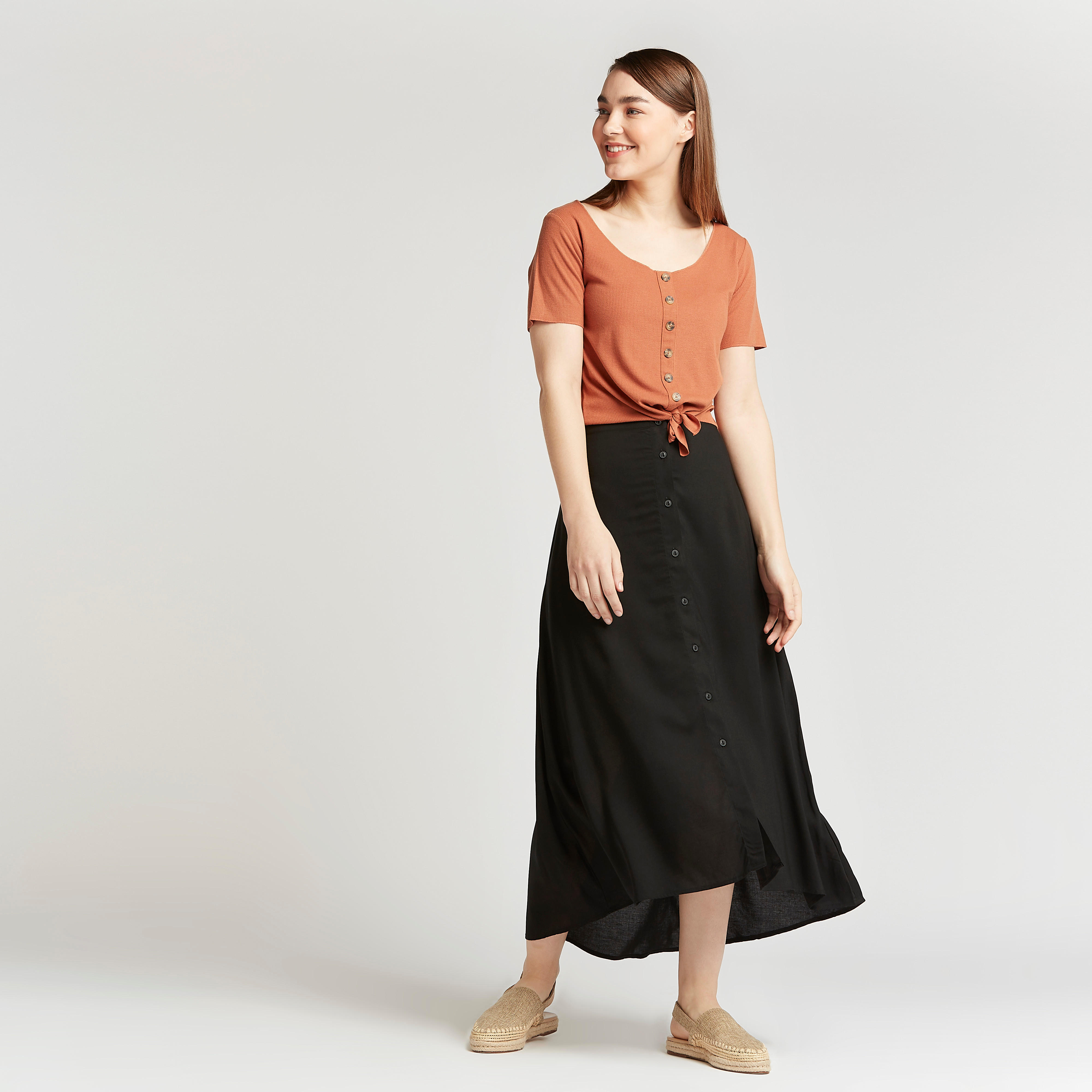 تنورة ميدي سادة بحواف غير متساوية وتفاصيل زر من لي كوبر-women-clothing-bottoms-skirts-image-3