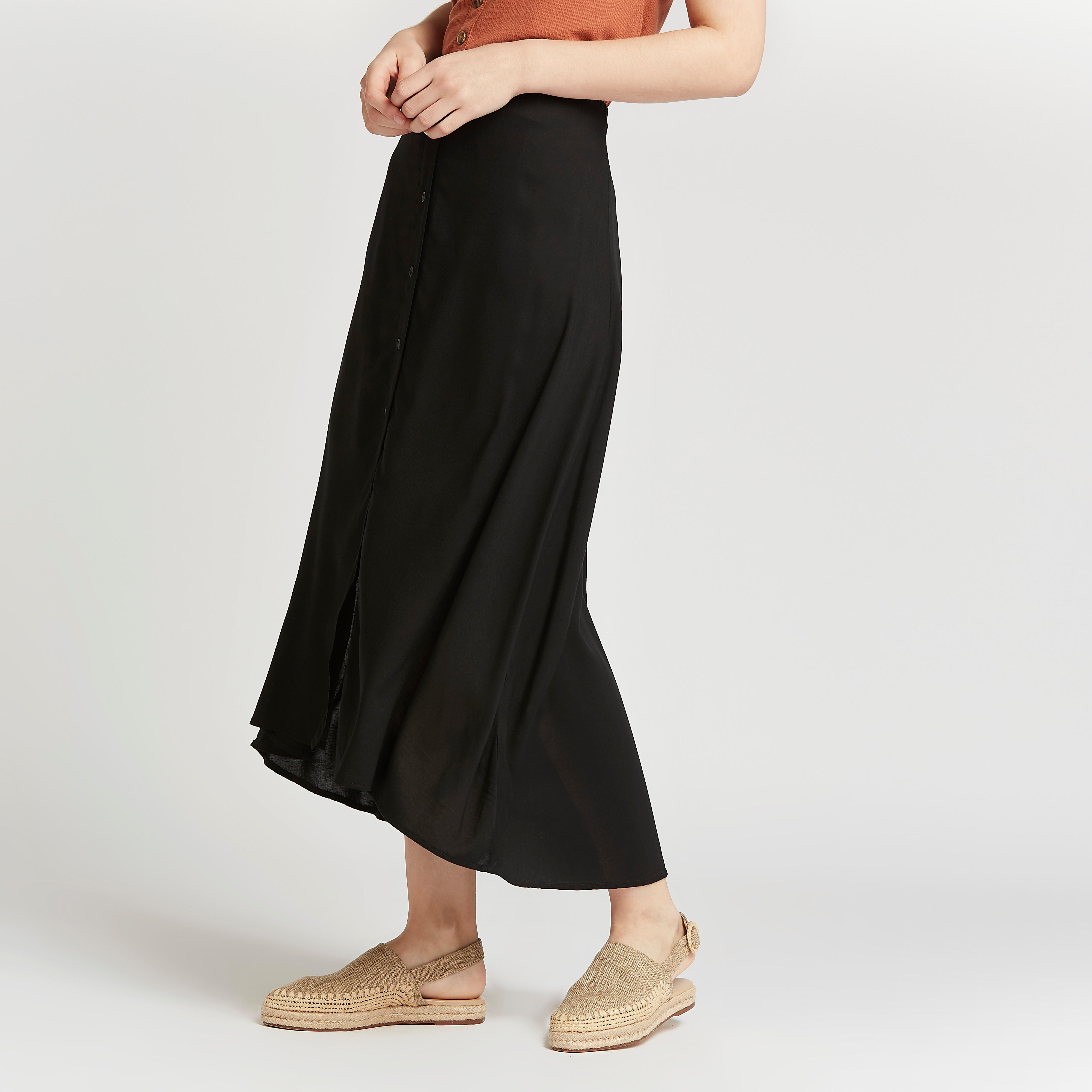 تنورة ميدي سادة بحواف غير متساوية وتفاصيل زر من لي كوبر-women-clothing-bottoms-skirts-image-2