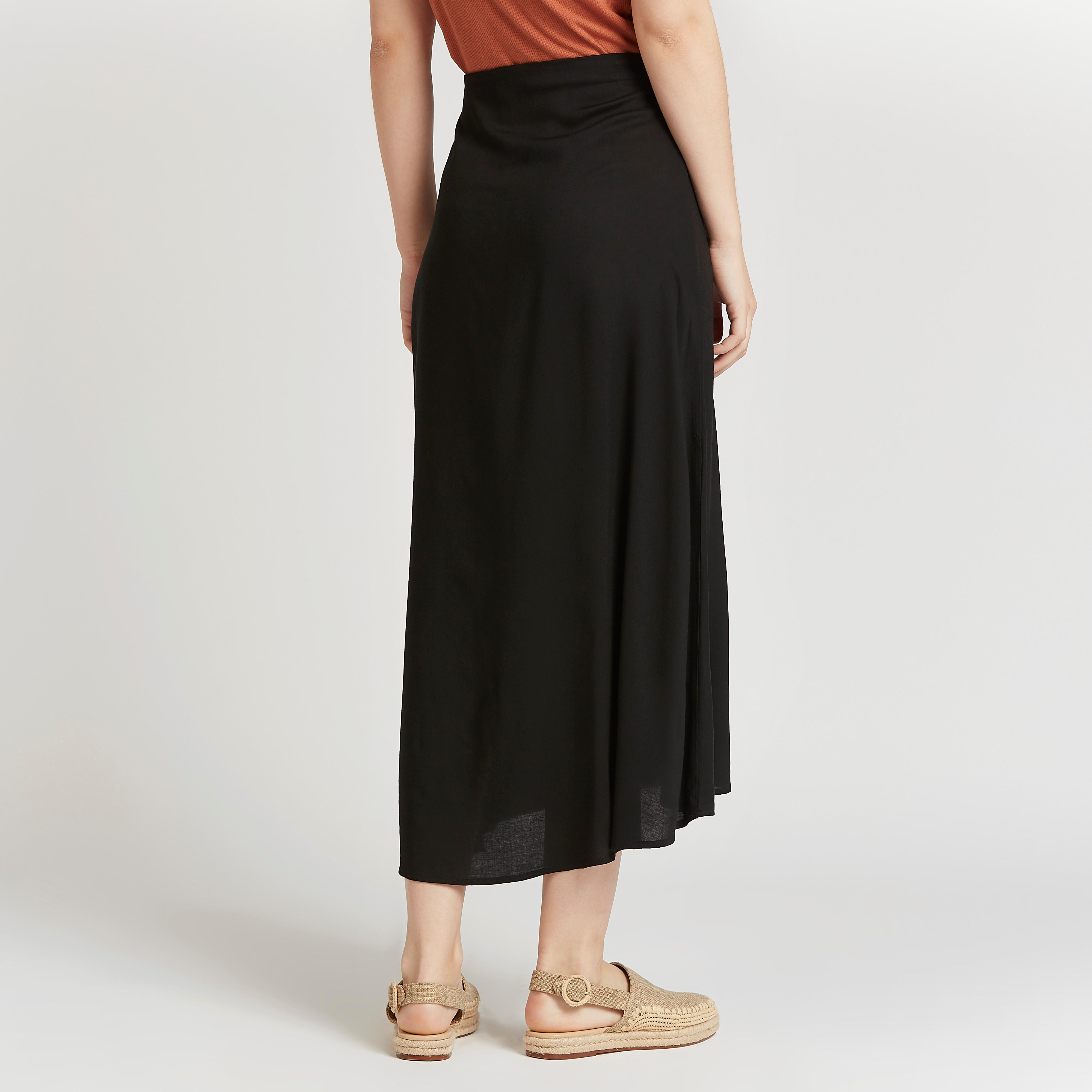 تنورة ميدي سادة بحواف غير متساوية وتفاصيل زر من لي كوبر-women-clothing-bottoms-skirts-image-1