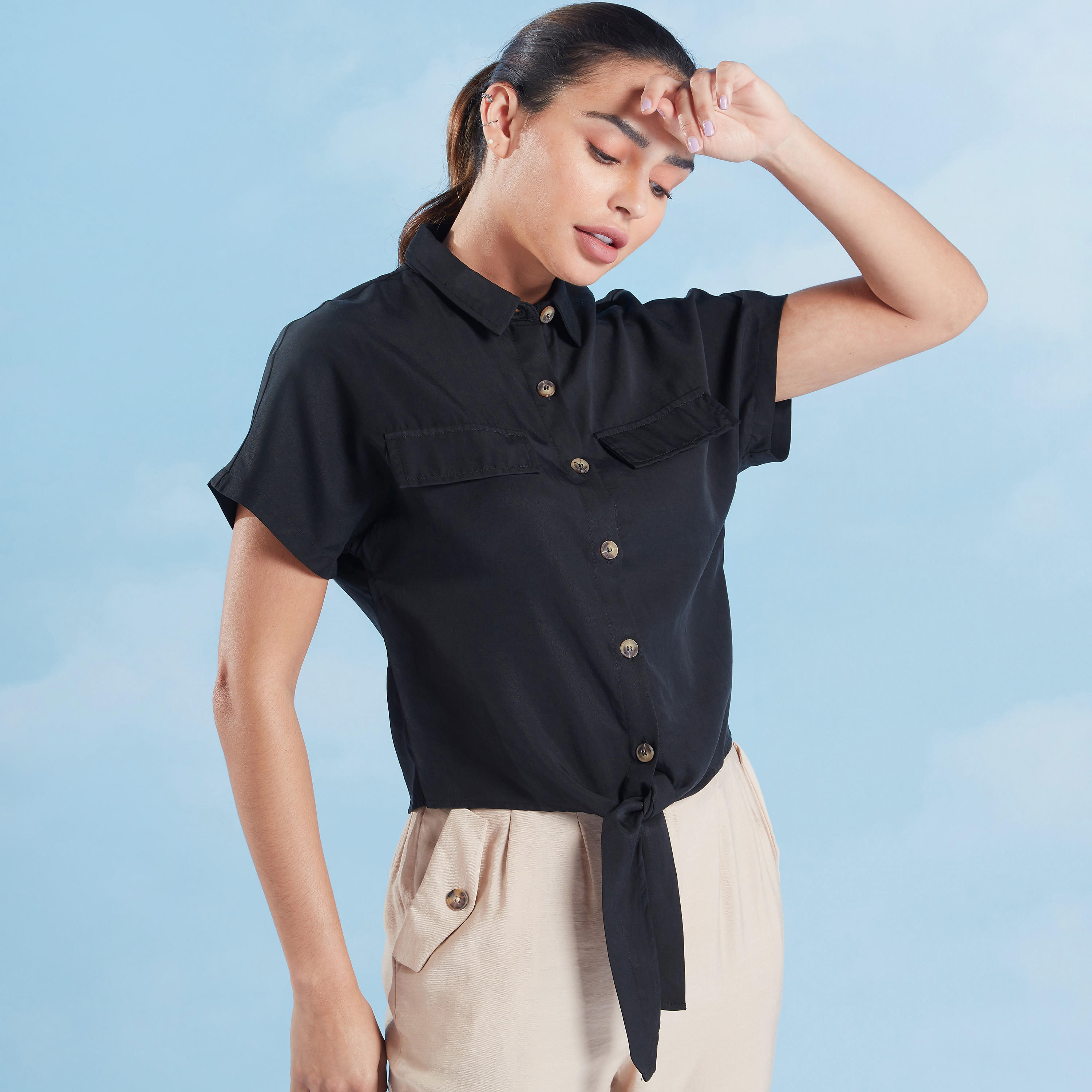 قميص سادة بأكمام قصيرة وتفاصيل عقدة من لي كوبر-women-clothing-shirtsandblouses-shirts-image-1