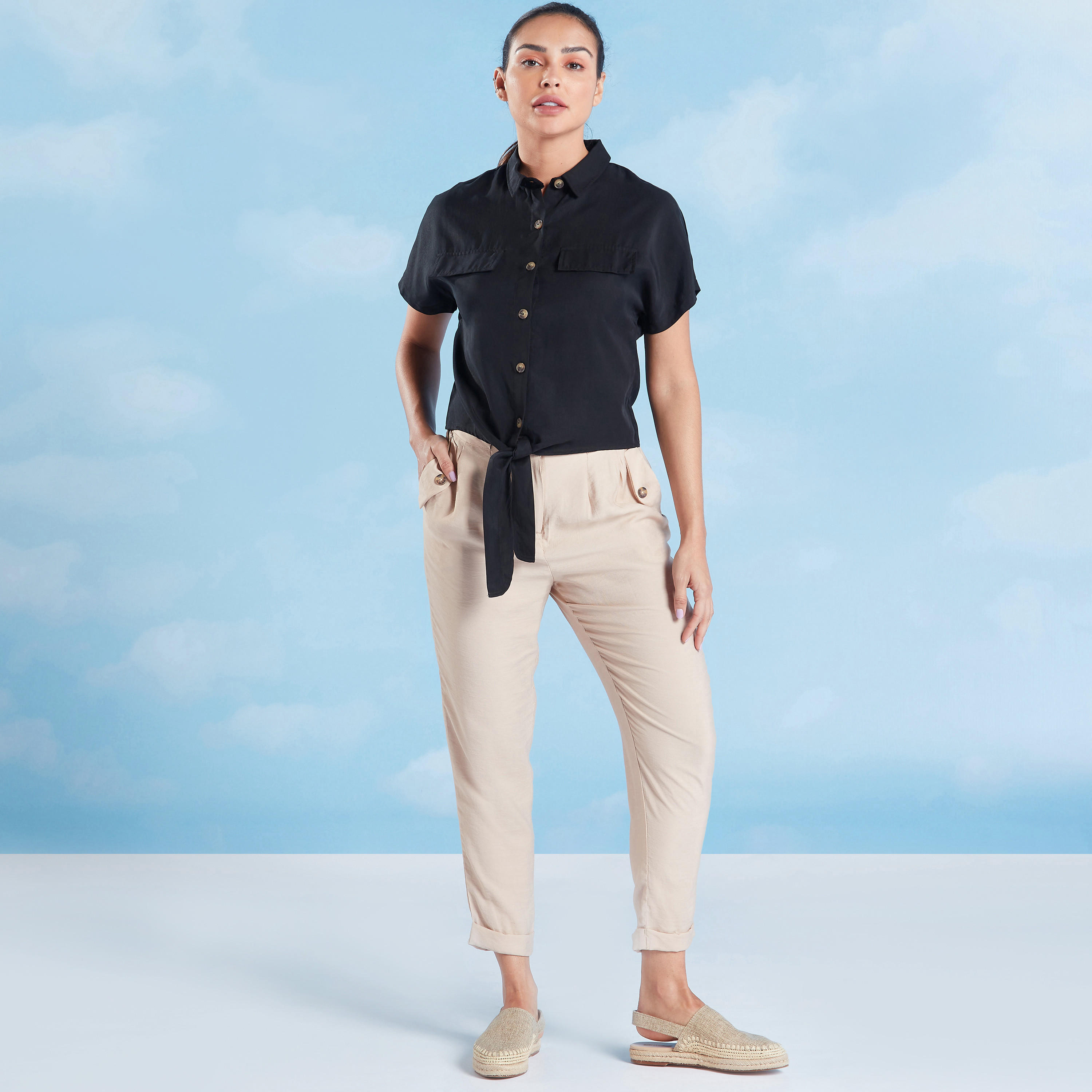 قميص سادة بأكمام قصيرة وتفاصيل عقدة من لي كوبر-women-clothing-shirtsandblouses-shirts-image-2