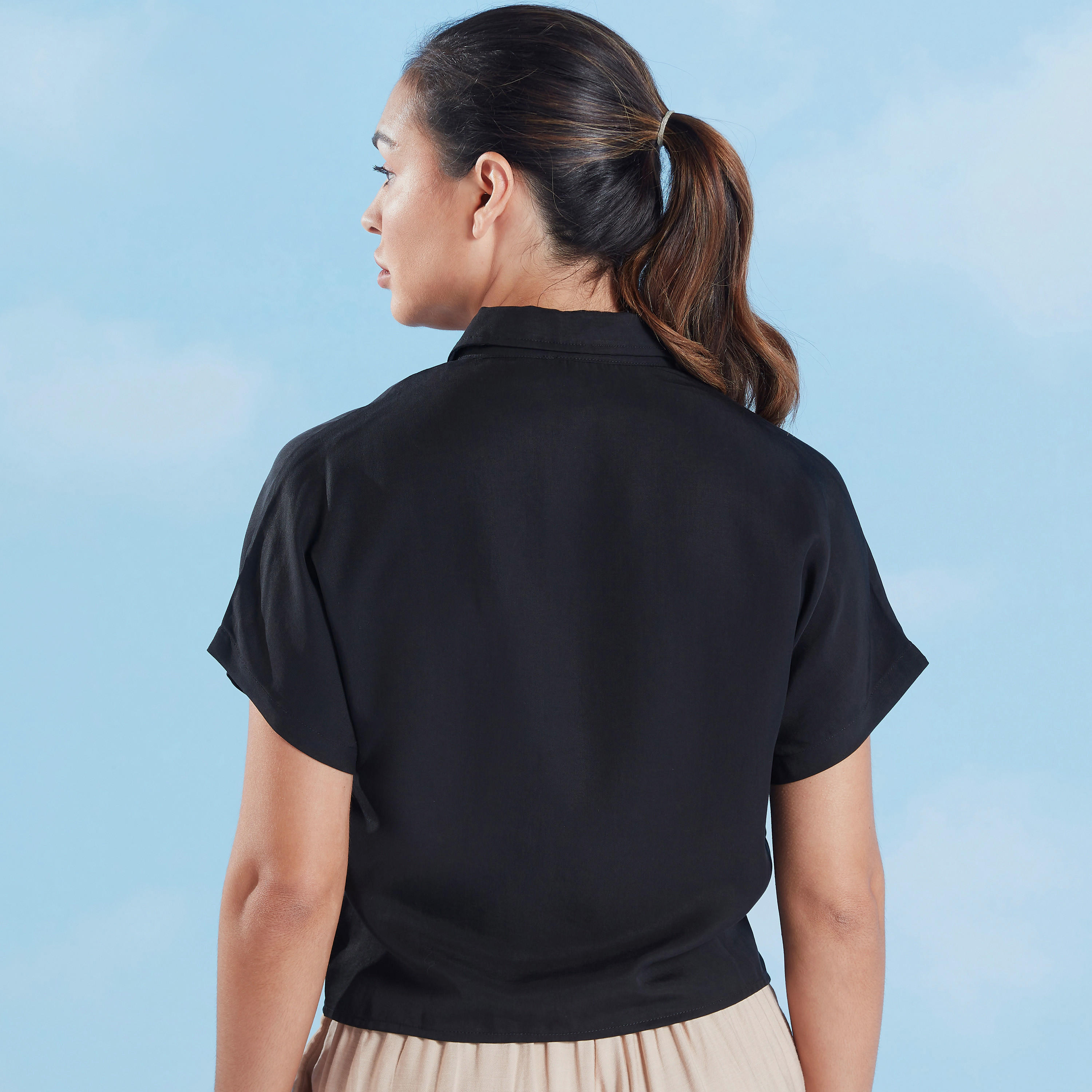 قميص سادة بأكمام قصيرة وتفاصيل عقدة من لي كوبر-women-clothing-shirtsandblouses-shirts-image-4