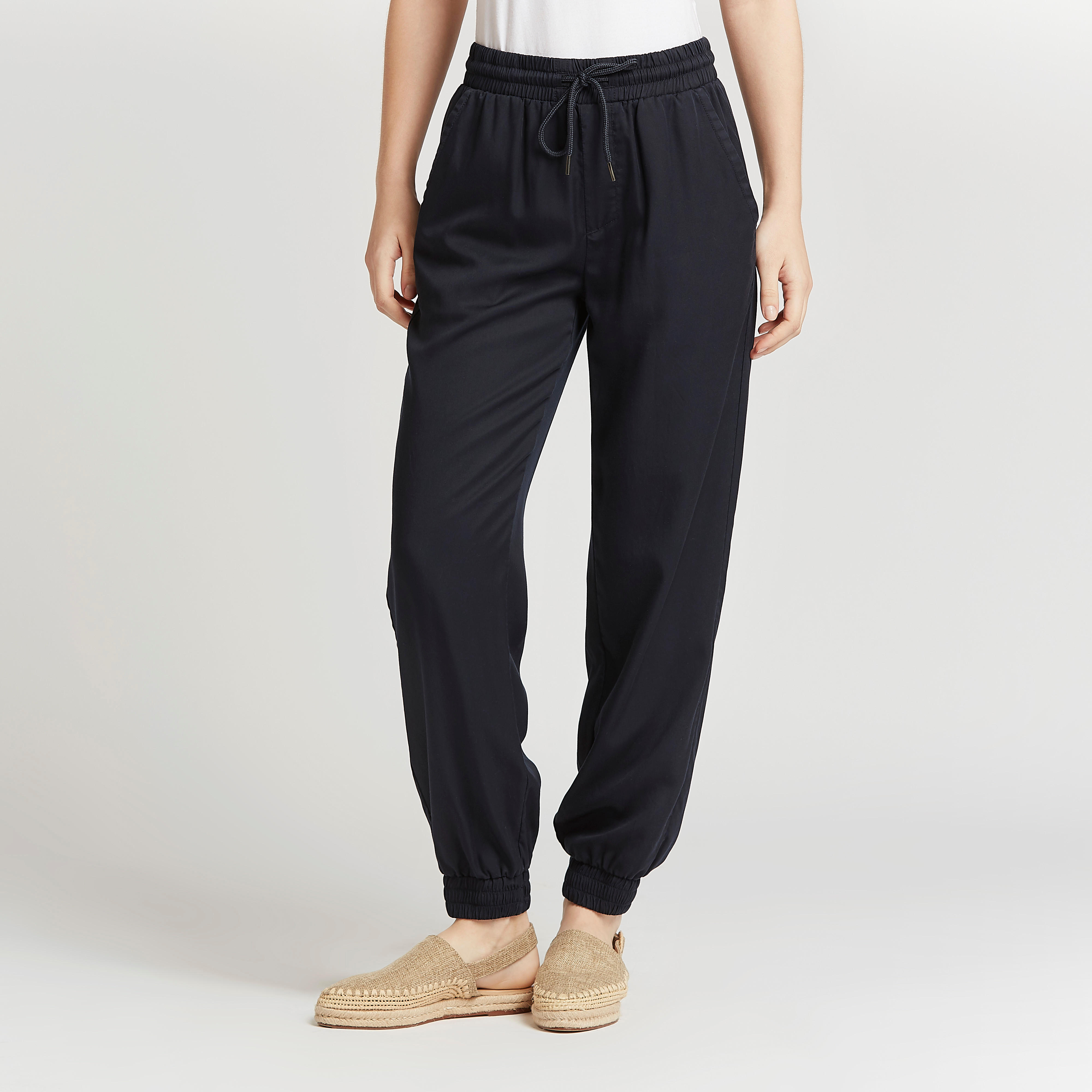 بنطلون رياضي سكيني سادة بتفاصيل جيوب من لي كوبر-women-clothing-bottoms-joggers-image-1