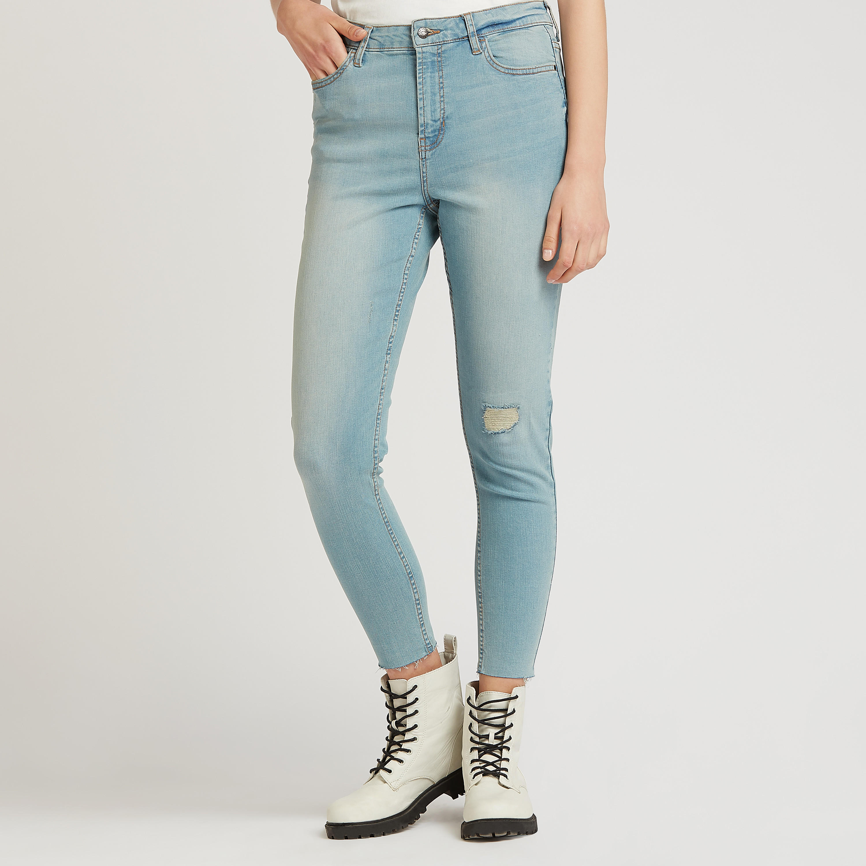 بنطلون جينز موم ممزّق بخصرمرتفع وتفاصيل جيوب من لي كوبر-women-clothing-bottoms-jeans-image-1