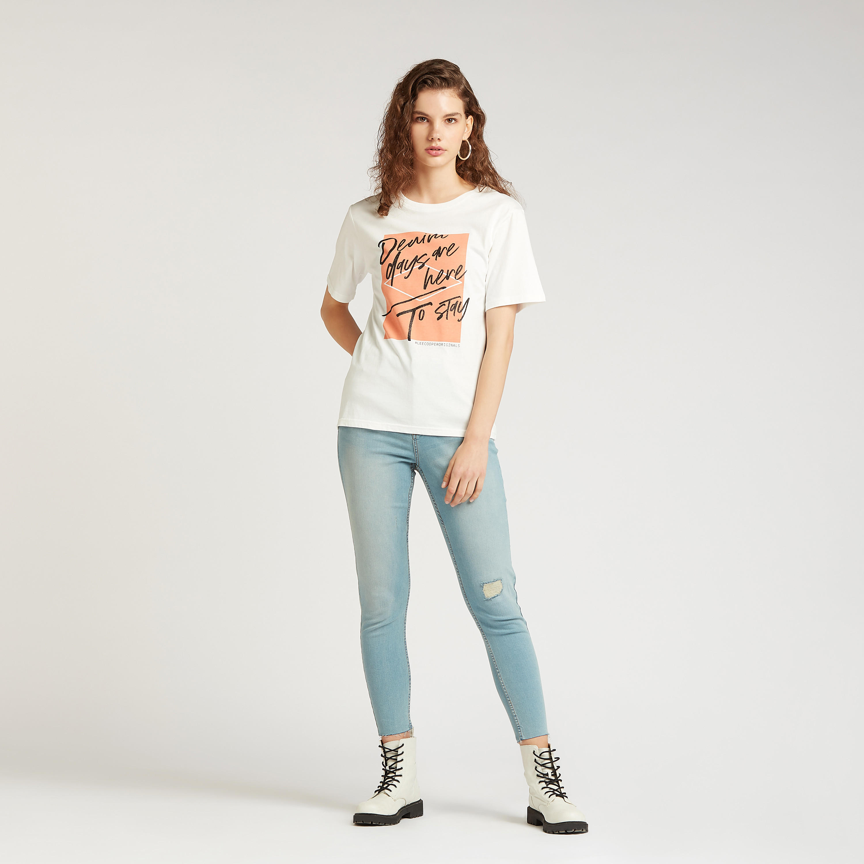 بنطلون جينز موم ممزّق بخصرمرتفع وتفاصيل جيوب من لي كوبر-women-clothing-bottoms-jeans-image-2