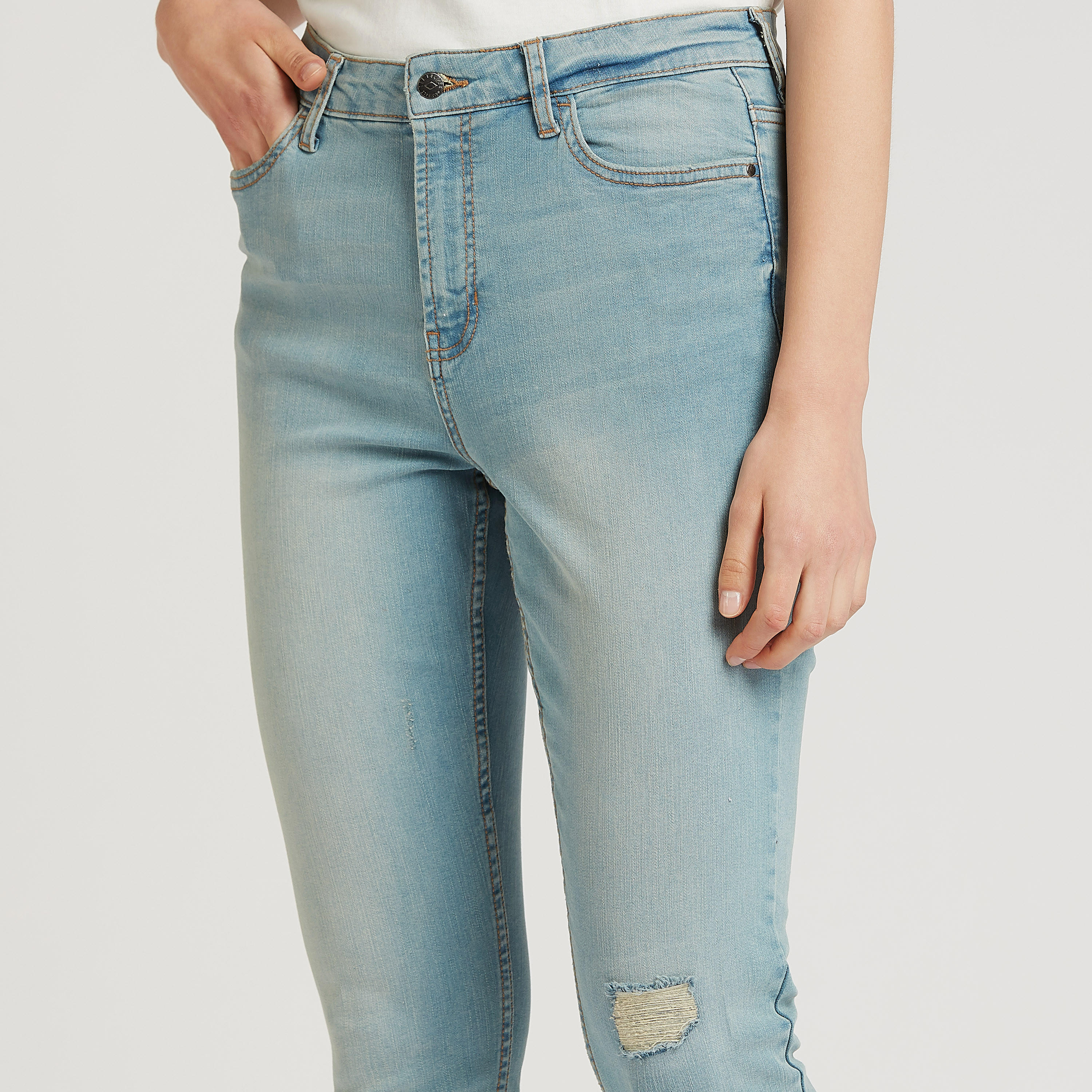 بنطلون جينز موم ممزّق بخصرمرتفع وتفاصيل جيوب من لي كوبر-women-clothing-bottoms-jeans-image-3