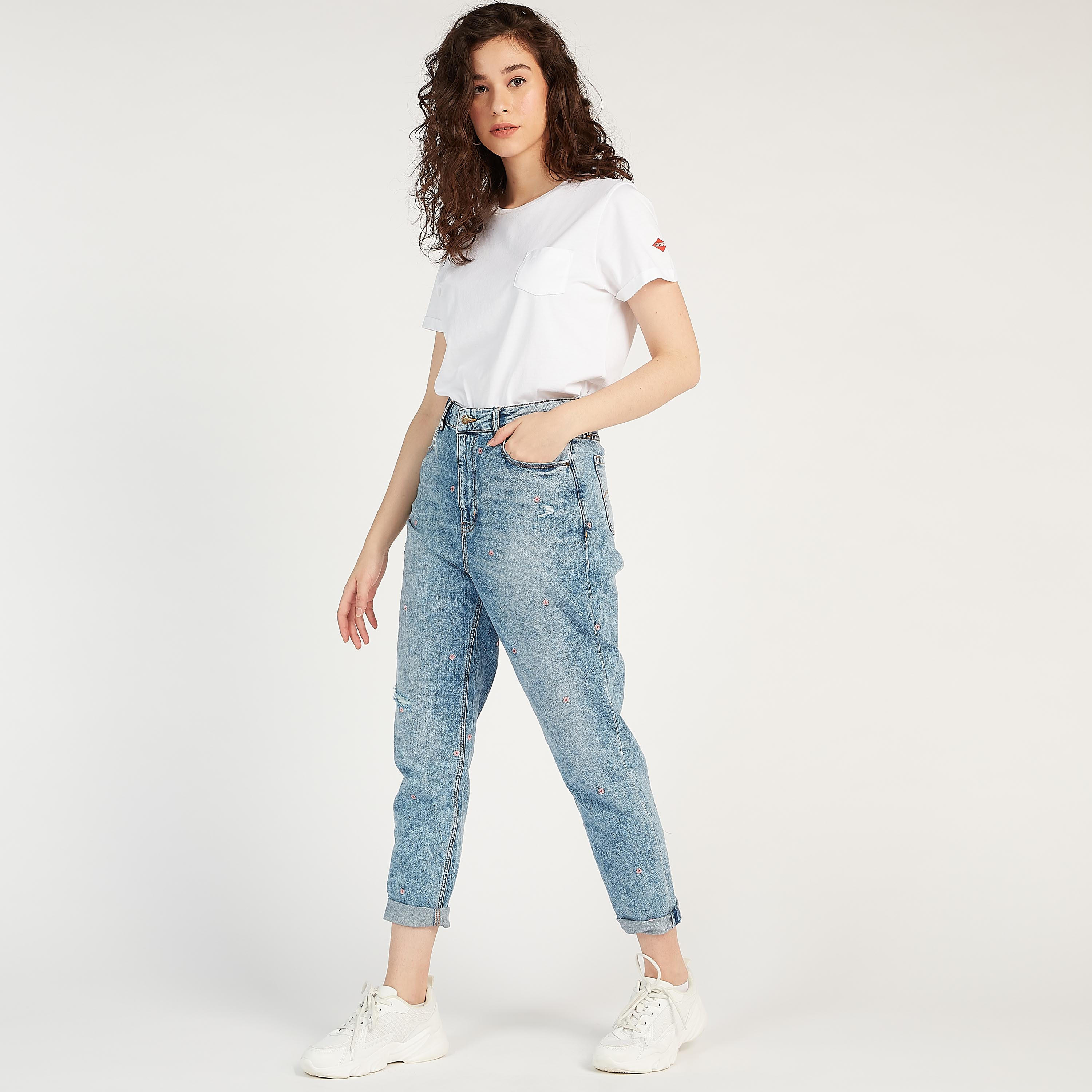 بنطلون جينز موم فيت بخصر مرتفع وتطريز أزهار من لي كوبر-women-clothing-bottoms-jeans-image-2