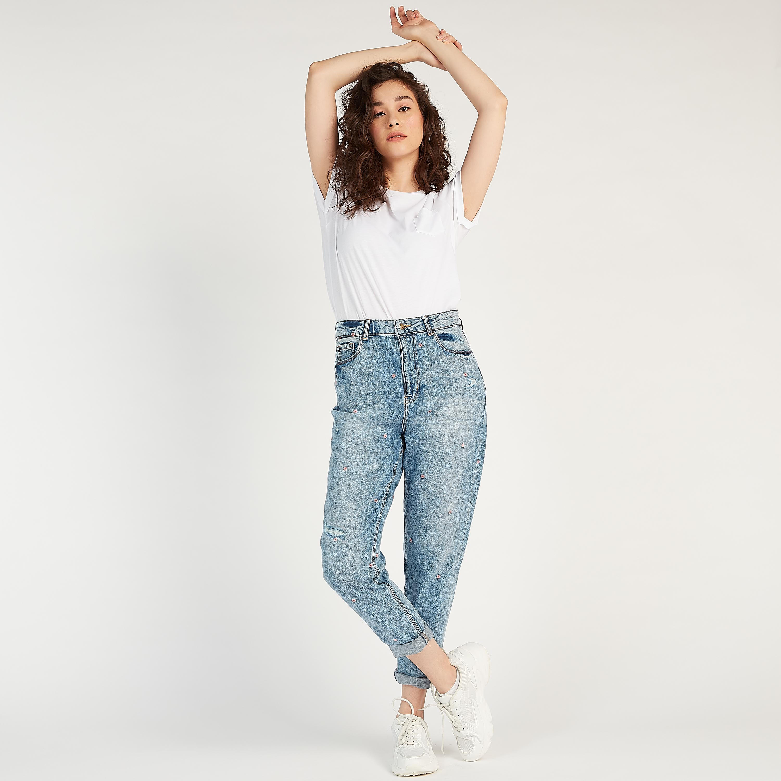 بنطلون جينز موم فيت بخصر مرتفع وتطريز أزهار من لي كوبر-women-clothing-bottoms-jeans-image-5