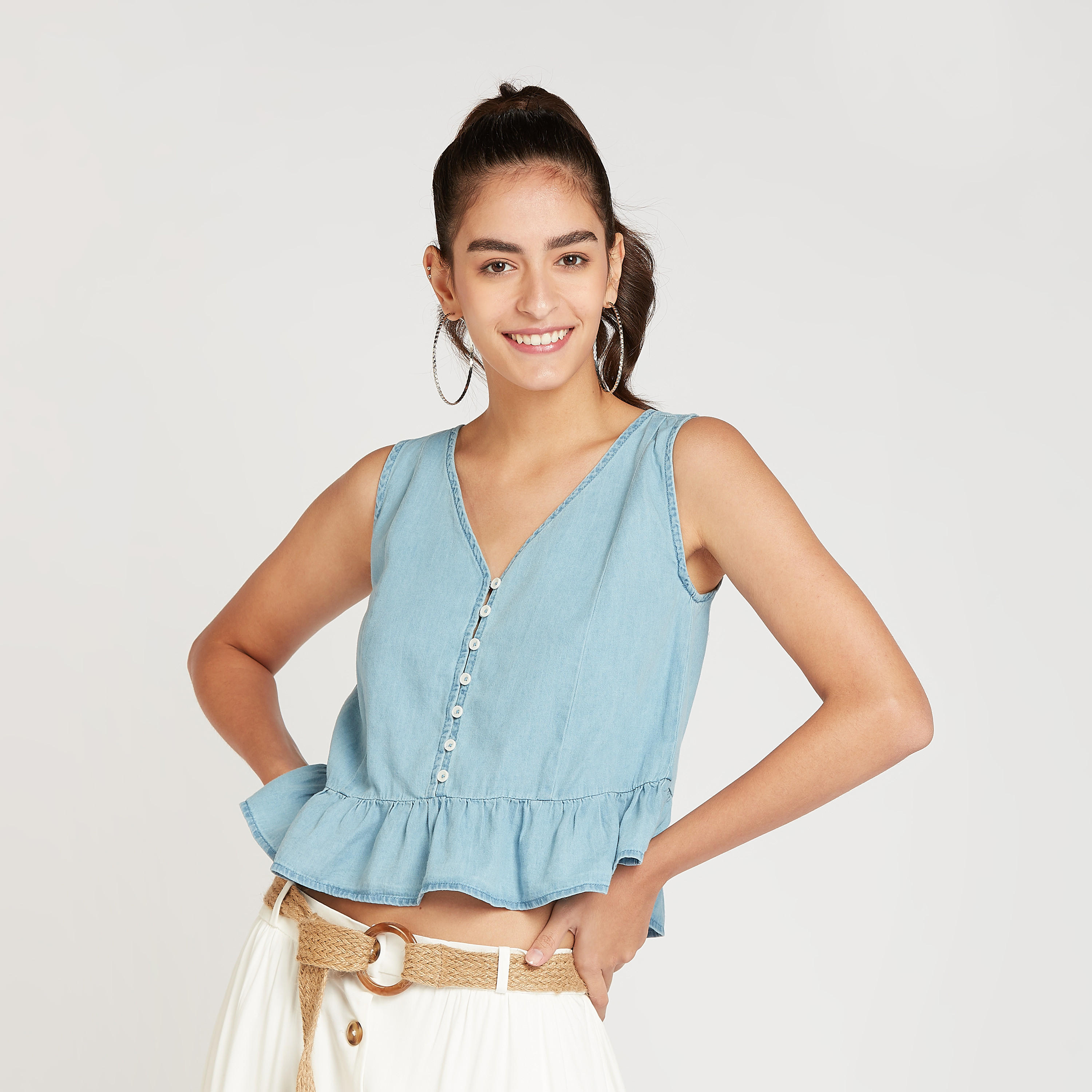 بلوزة قصيرة دون أكمام بكشكشة وياقة v من لي كوبر-women-clothing-shirtsandblouses-blouses-image-1
