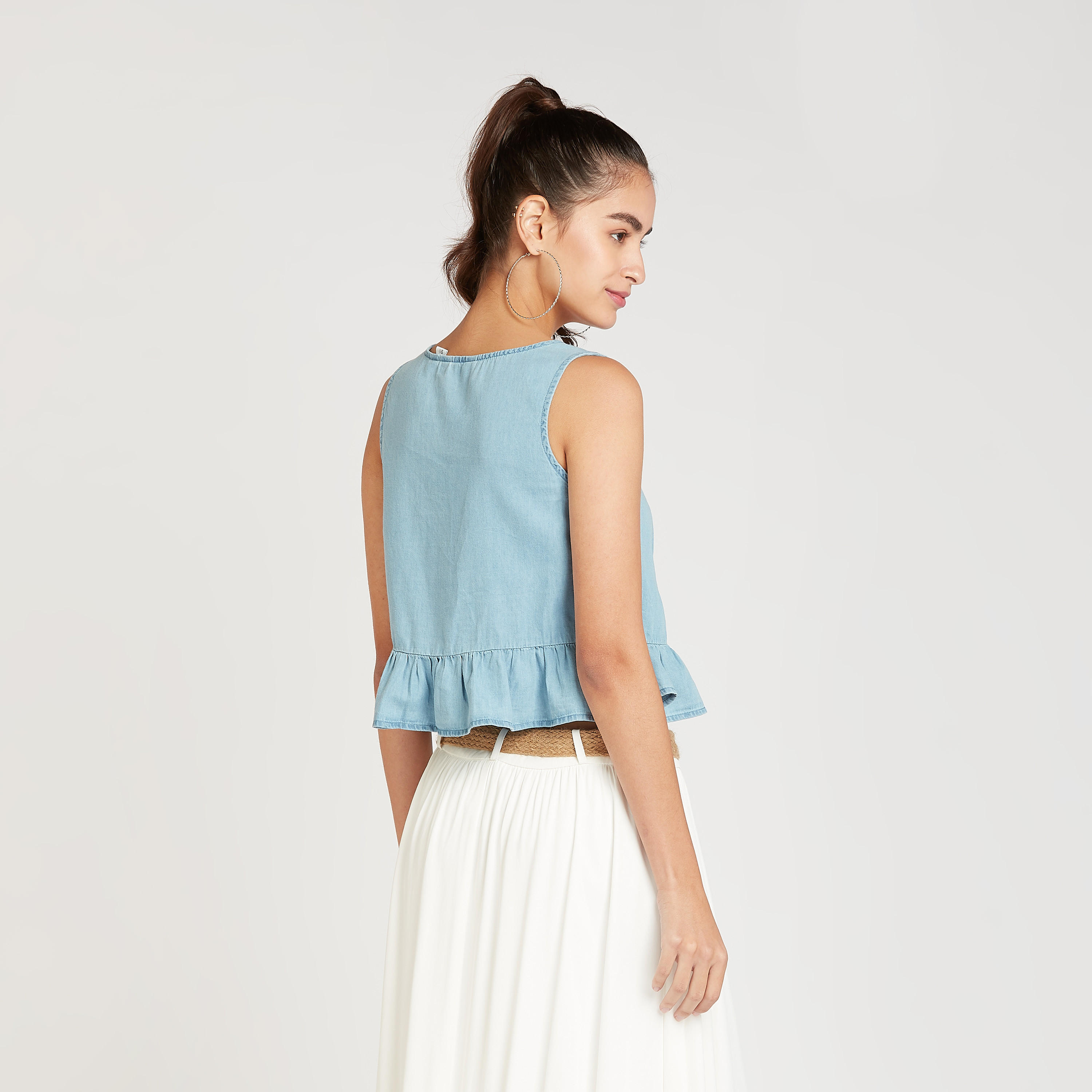بلوزة قصيرة دون أكمام بكشكشة وياقة v من لي كوبر-women-clothing-shirtsandblouses-blouses-image-4