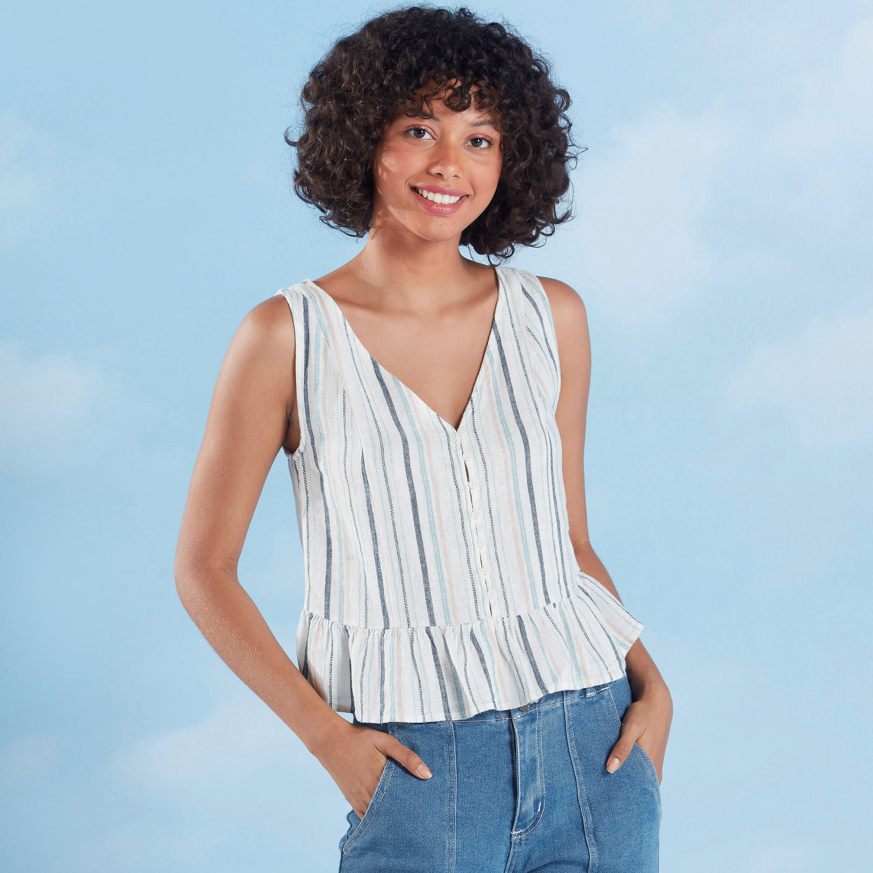 بلوزة بدون أكمام مخططة بياقة V من لي كوبر-women-clothing-shirtsandblouses-blouses-image-1
