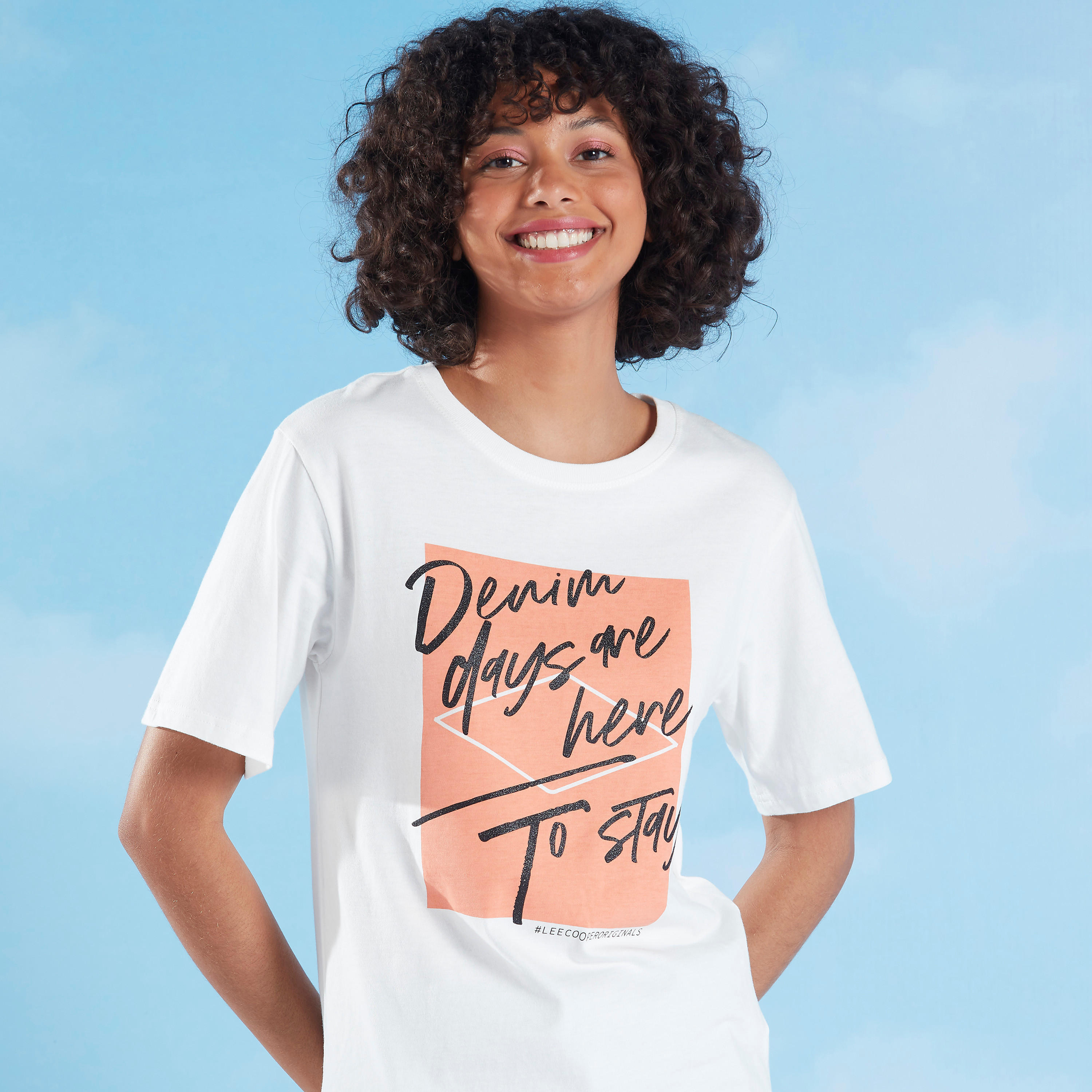 تيشيرت بياقة ضيّقة وأكمام قصيرة وطبعات من لي كوبر-women-clothing-tshirts-image-1
