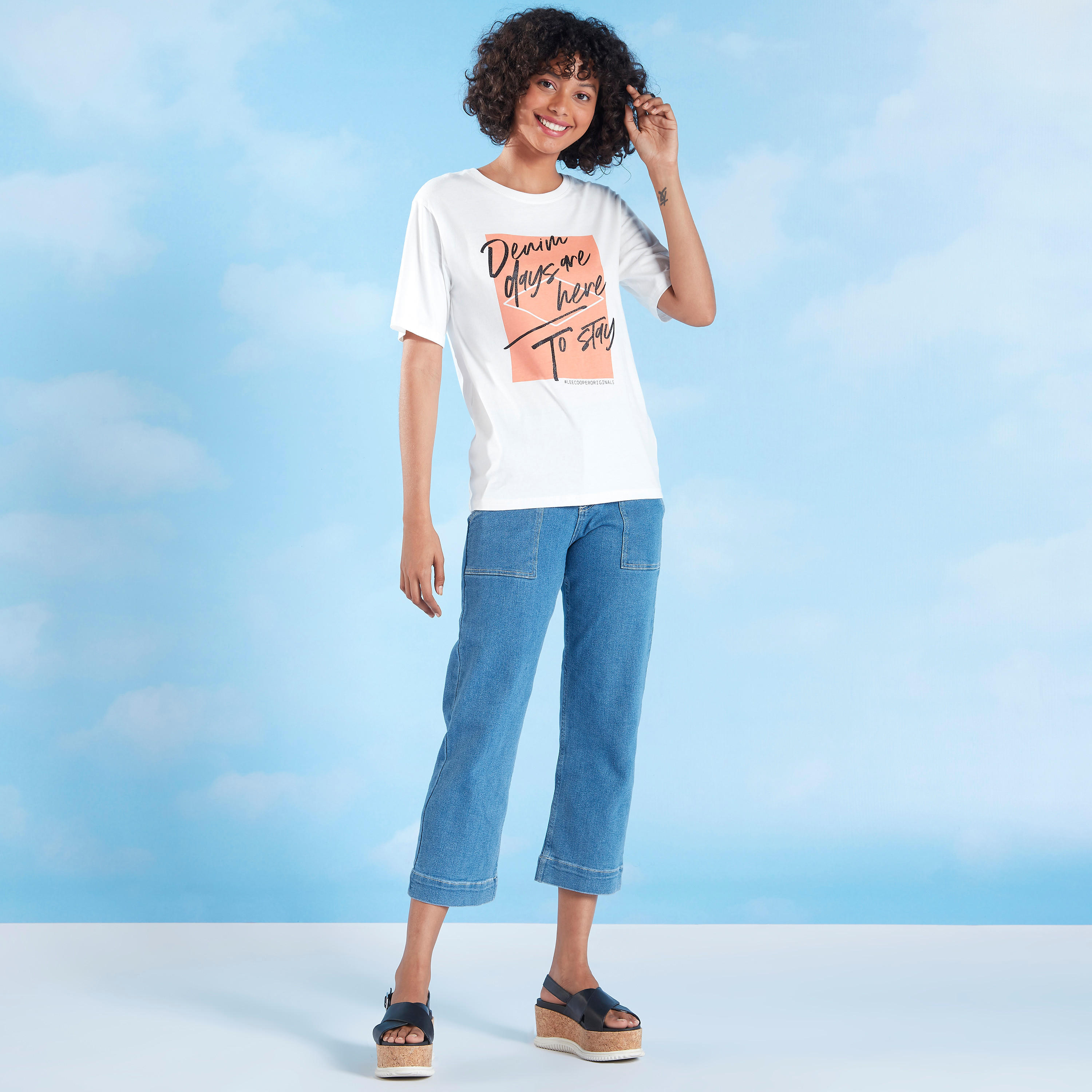 تيشيرت بياقة ضيّقة وأكمام قصيرة وطبعات من لي كوبر-women-clothing-tshirts-image-2