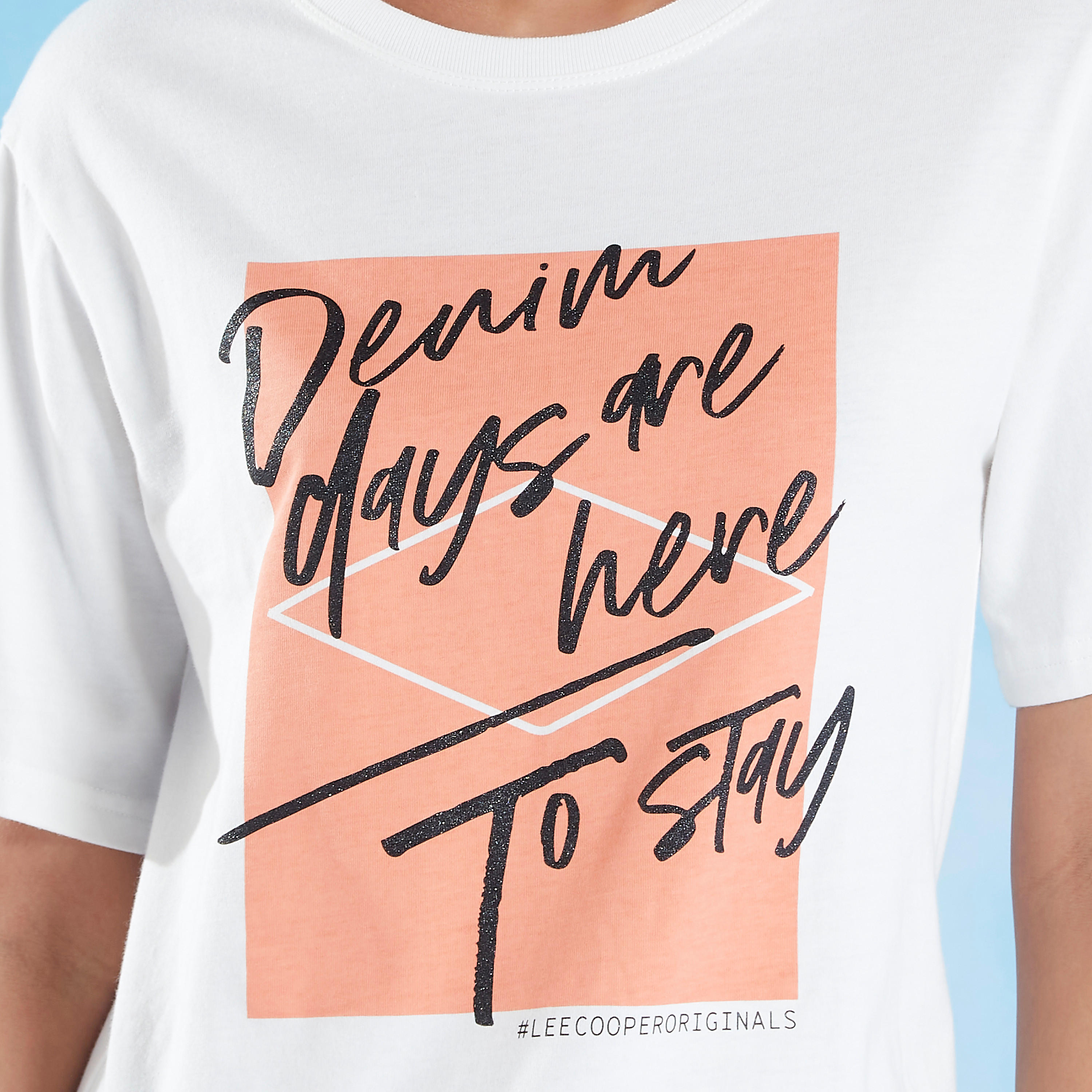 تيشيرت بياقة ضيّقة وأكمام قصيرة وطبعات من لي كوبر-women-clothing-tshirts-image-3