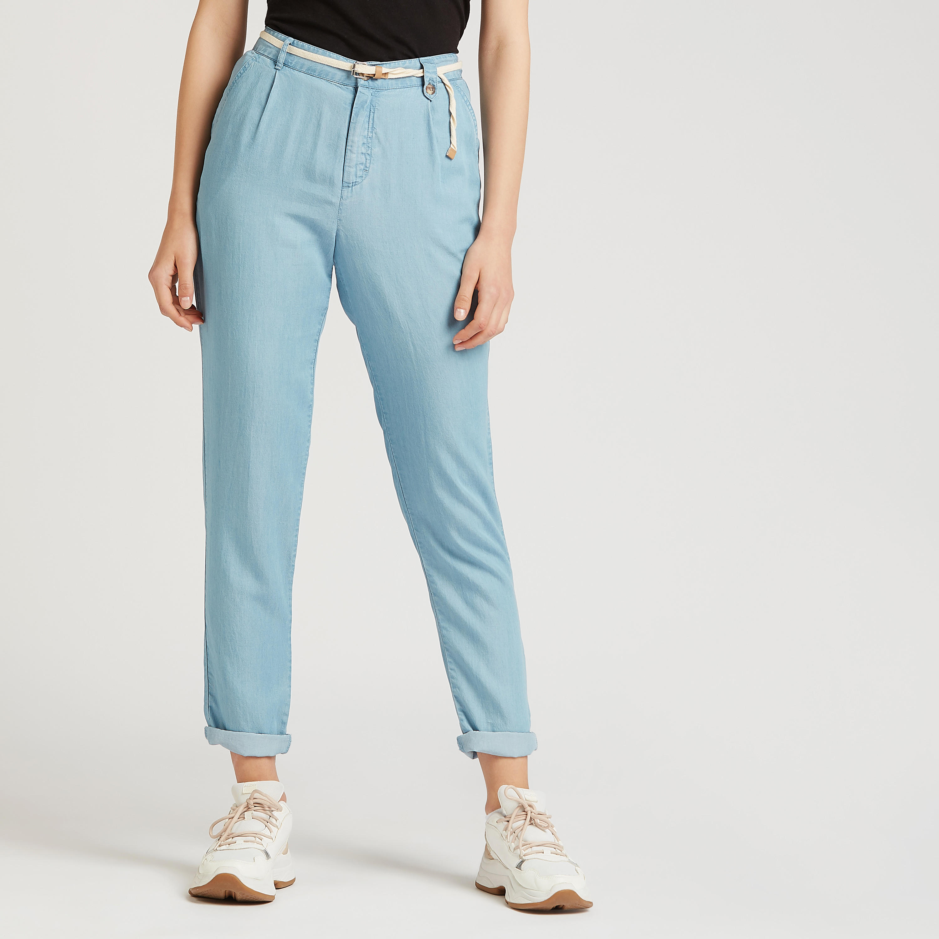 بنطلون سادة بخصر مرتفع وتفاصيل جيوب وعراوي حزام من لي كوبر-women-clothing-bottoms-trousers-image-5
