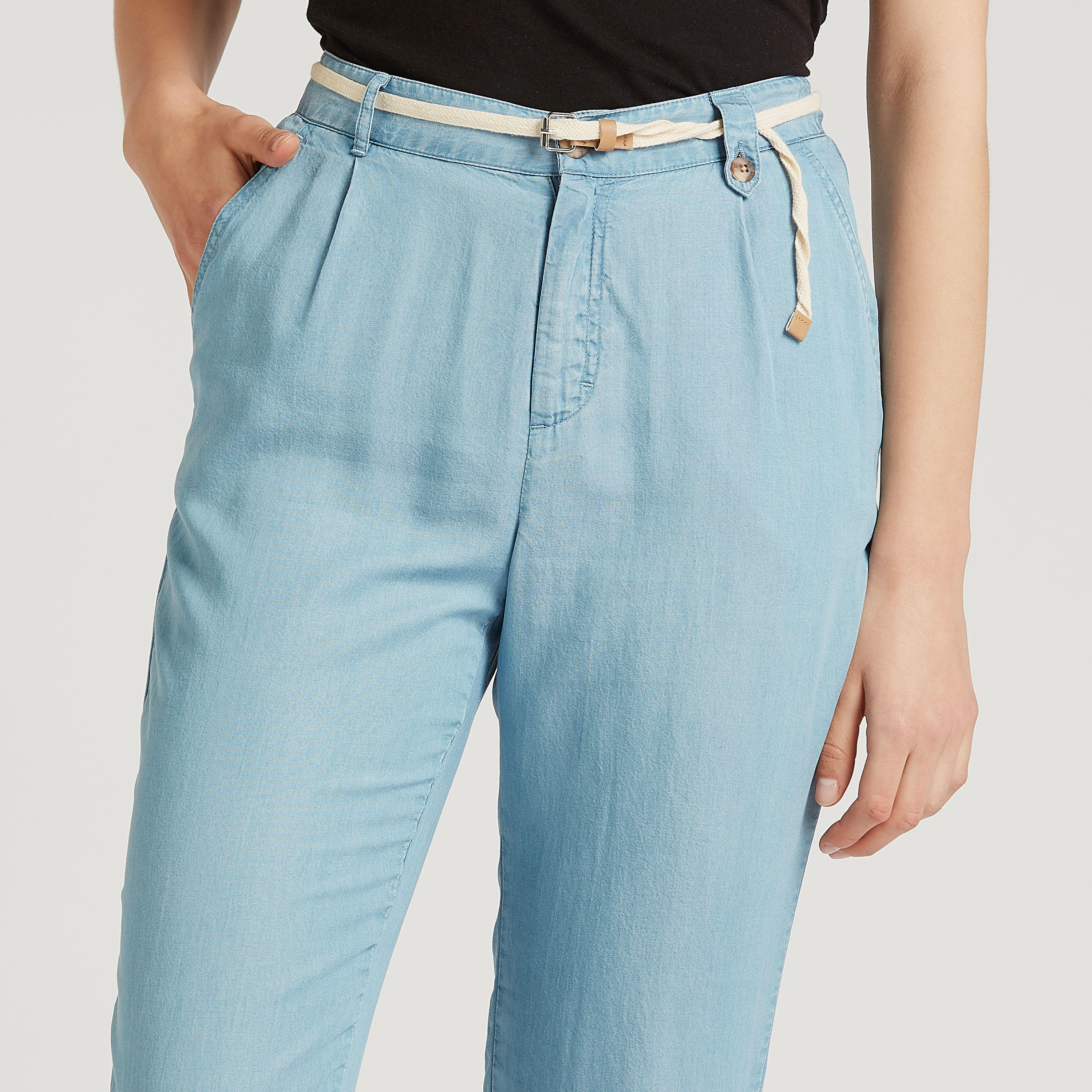 بنطلون سادة بخصر مرتفع وتفاصيل جيوب وعراوي حزام من لي كوبر-women-clothing-bottoms-trousers-image-3