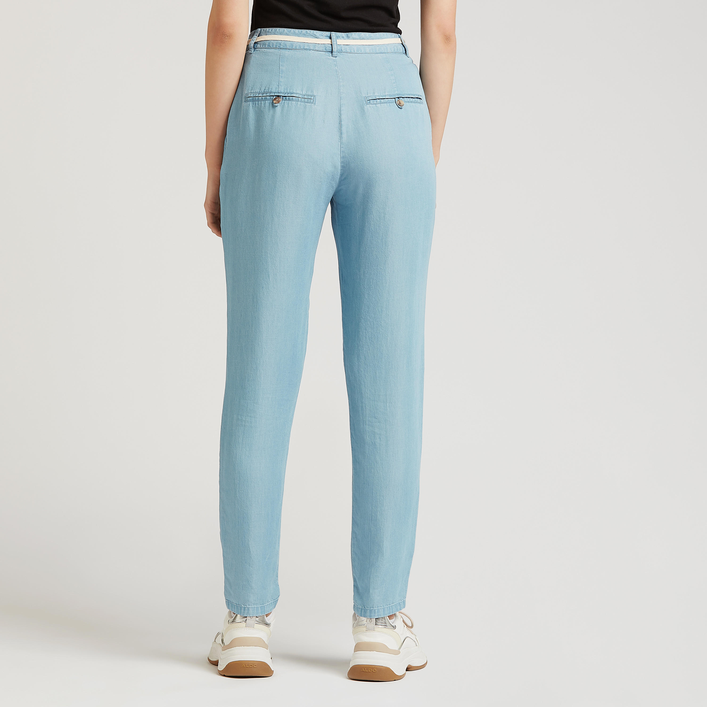 بنطلون سادة بخصر مرتفع وتفاصيل جيوب وعراوي حزام من لي كوبر-women-clothing-bottoms-trousers-image-2