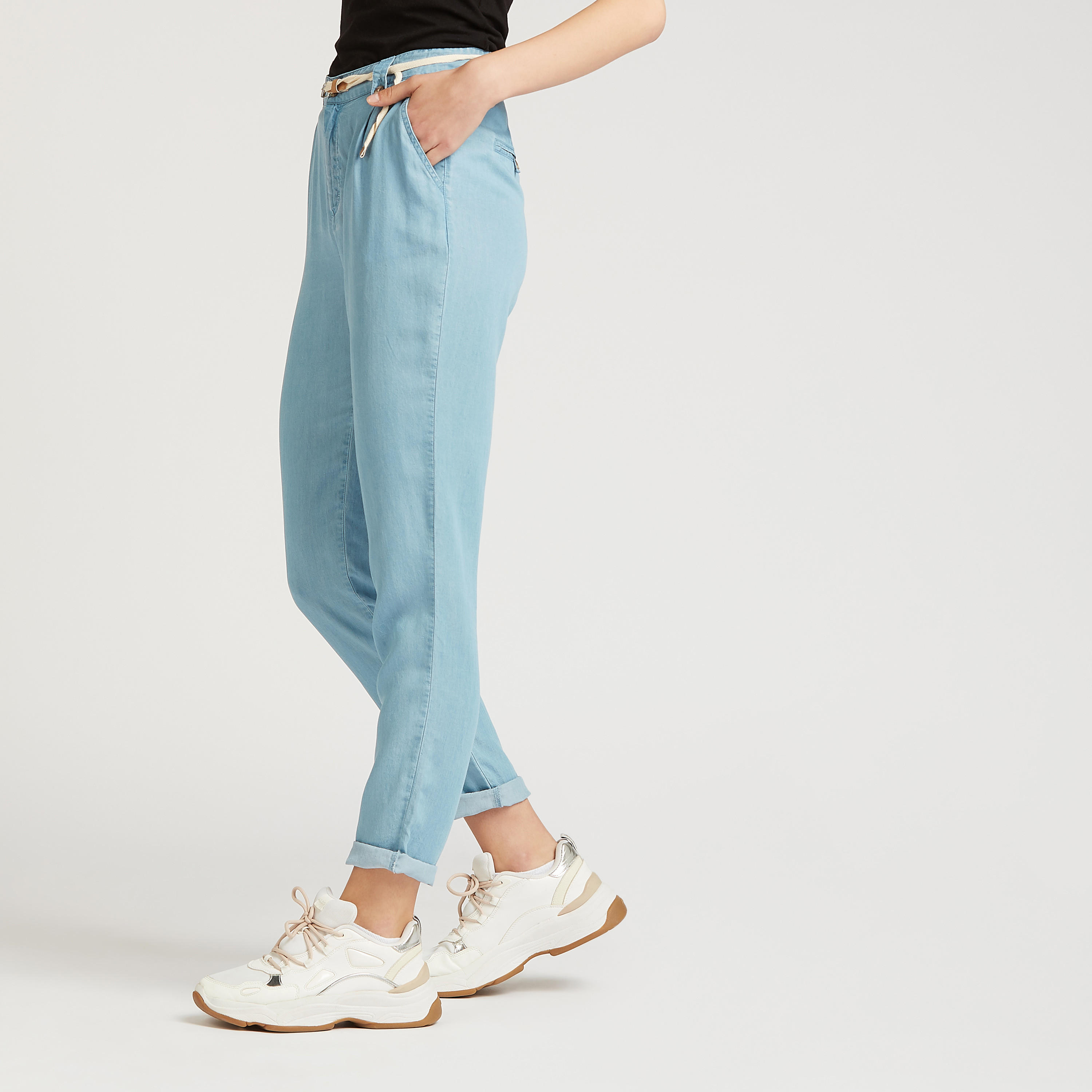 بنطلون سادة بخصر مرتفع وتفاصيل جيوب وعراوي حزام من لي كوبر-women-clothing-bottoms-trousers-image-1