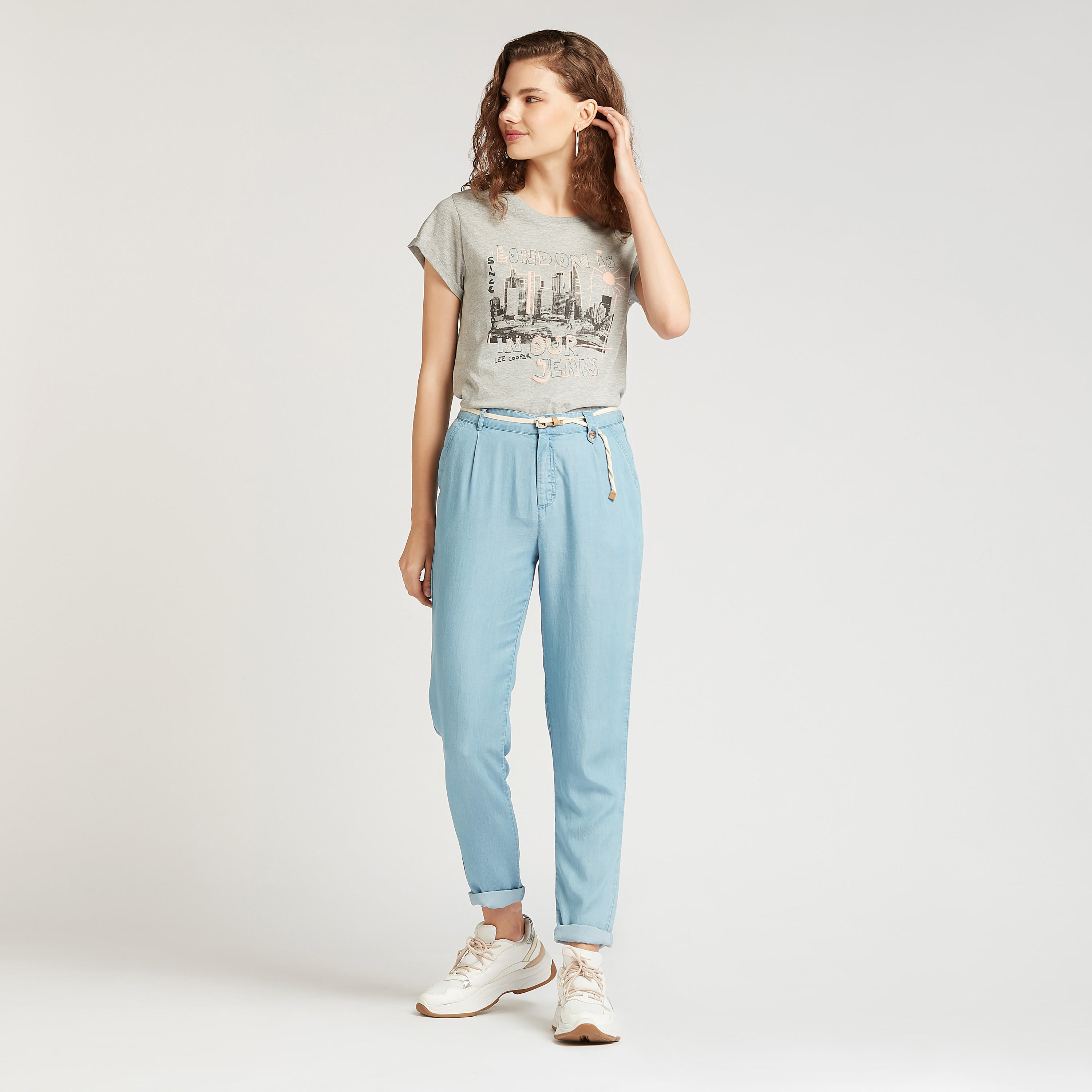 تيشيرت بقصة سليم بياقة مستديرة وأكمام كاب من لي كوبر-women-clothing-tshirts-image-2