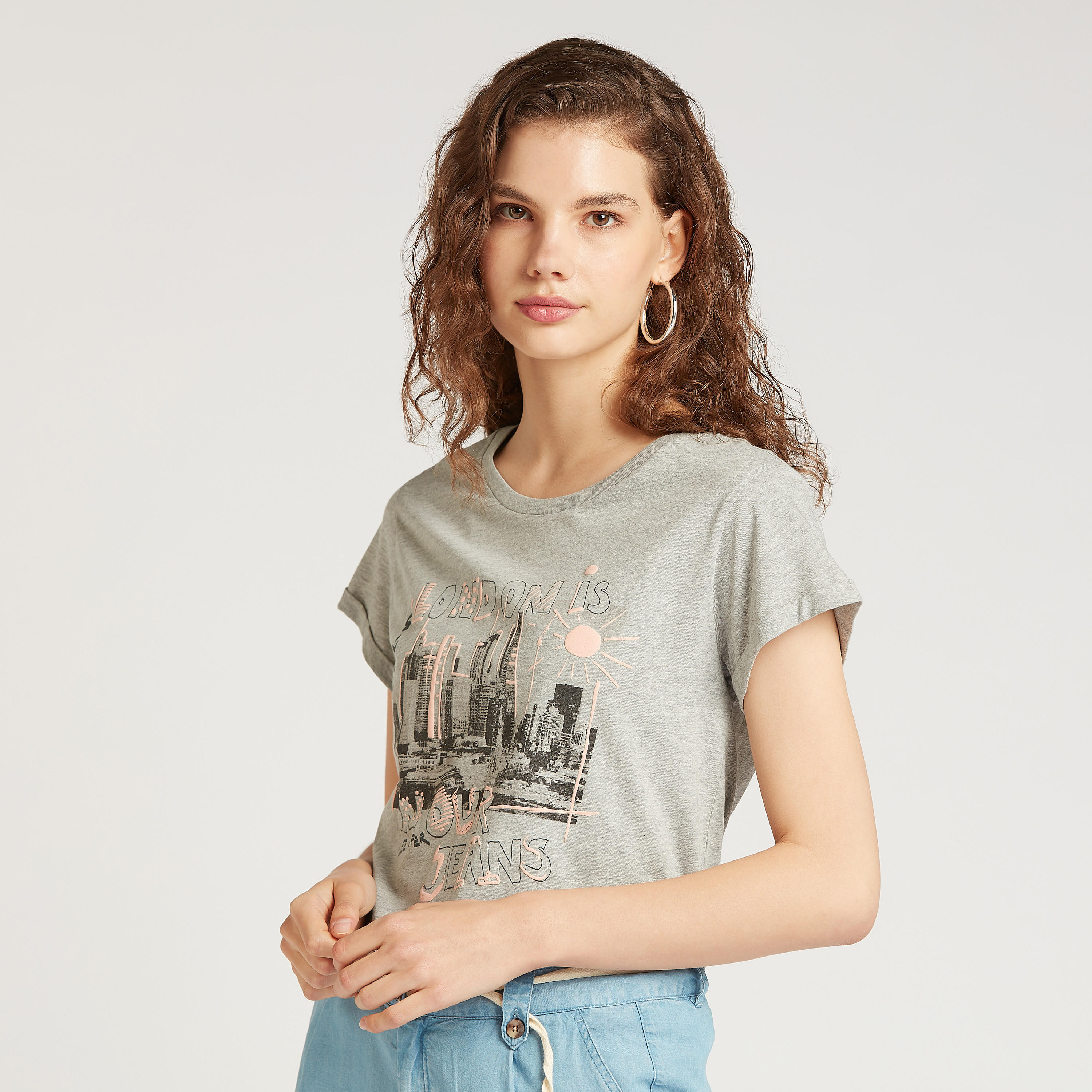 تيشيرت بقصة سليم بياقة مستديرة وأكمام كاب من لي كوبر-women-clothing-tshirts-image-3